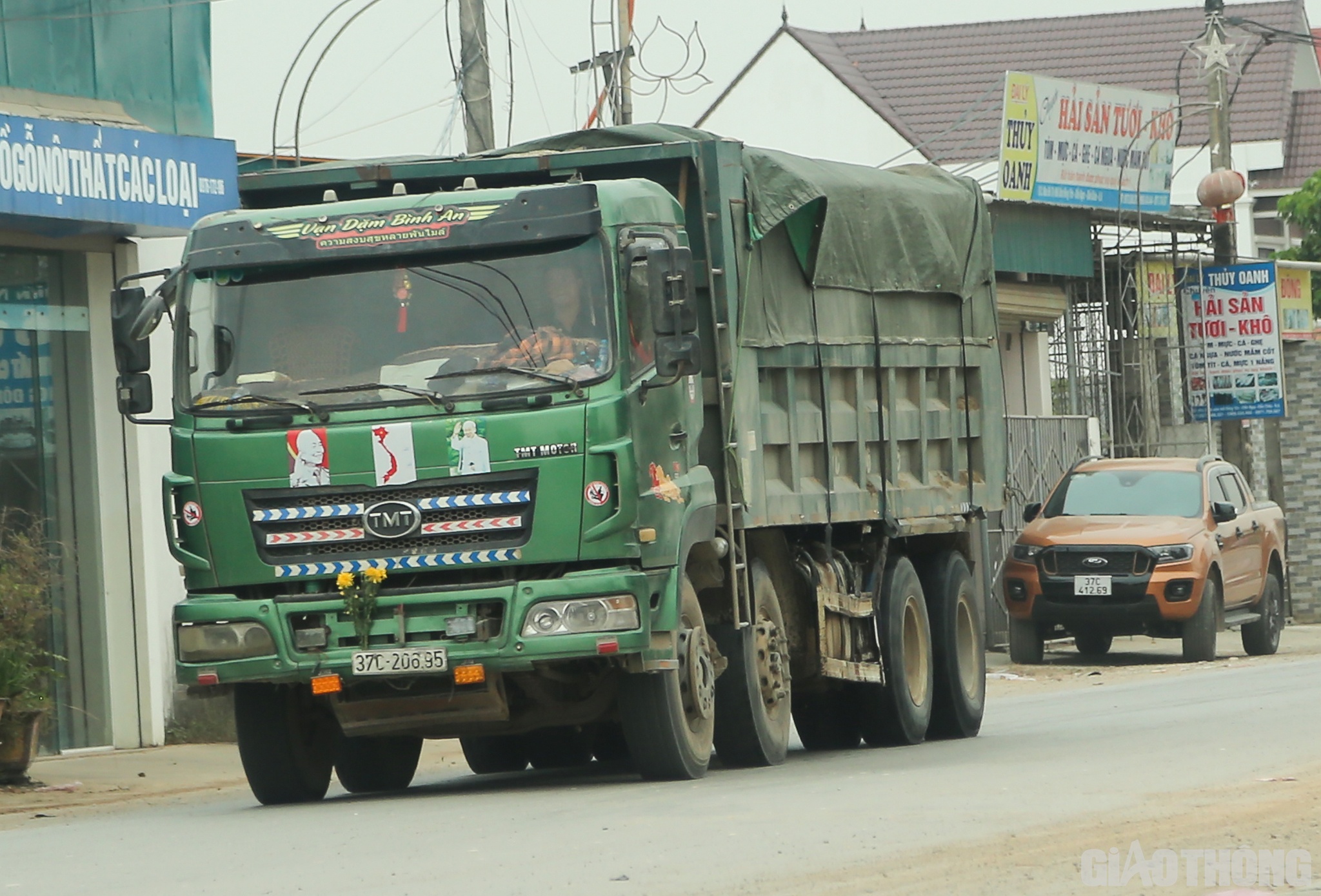 Những ng&agrave;y qua, PV B&aacute;o Giao th&ocirc;ng li&ecirc;n tục nhận được phản &aacute;nh của bạn đọc về việc c&oacute; nhiều xe tải hạng nặng chở đất di chuyển tr&ecirc;n tuyến đường li&ecirc;n x&atilde; đoạn qua x&atilde; Diễn Ngọc, huyện Diễn Ch&acirc;u, tỉnh Nghệ An.