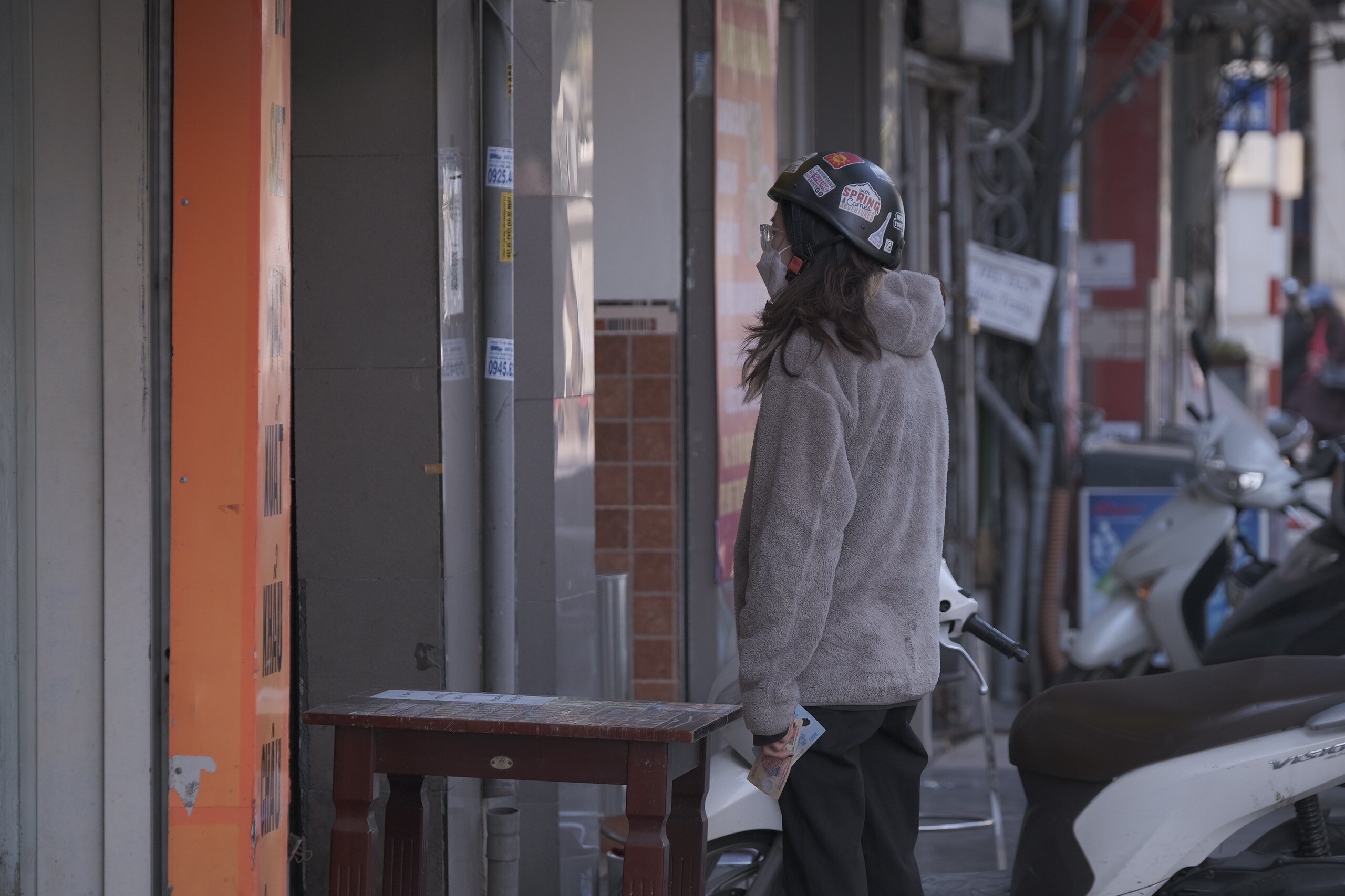 Người mua đồ ăn sẽ phải đeo khẩu trang, kh&ocirc;ng được v&agrave;o qu&aacute;n ăn m&agrave; chỉ đứng ở ngo&agrave;i v&agrave; giữ khoảng c&aacute;ch trong l&uacute;c đợi đồ ăn mang về.