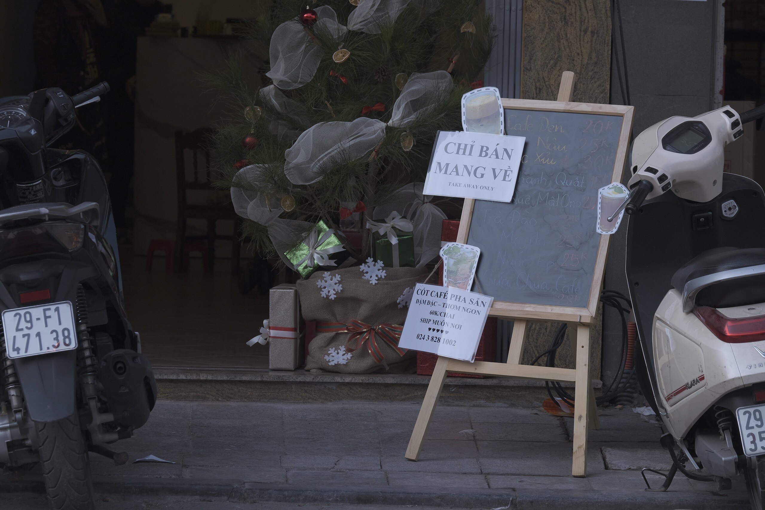 Một cửa h&agrave;ng đồ uống tr&ecirc;n quận Ho&agrave;n Kiếm cũng treo biển "chỉ b&aacute;n mang về" ngay sau khi lệnh cấm b&aacute;n h&agrave;ng tại chỗ c&oacute; hiệu lực (12h trưa nay)