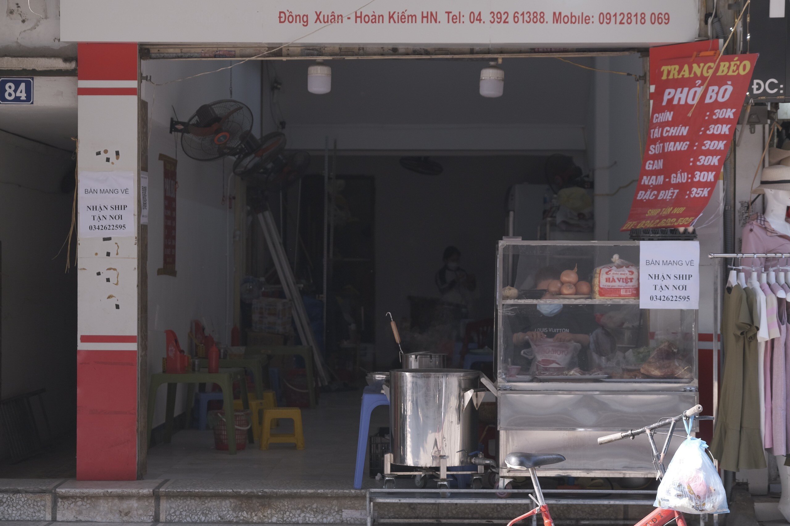 Trước đ&oacute;, tối 18/12, UBND quận Ho&agrave;n Kiếm ra quyết định y&ecirc;u cầu 5 phường thuộc cấp độ 3 tạm dừng c&aacute;c hoạt động, dịch vụ kh&ocirc;ng thiết yếu, hạn chế hoạt động sự kiện tập trung đ&ocirc;ng người. C&ugrave;ng ng&agrave;y, UBND Hai B&agrave; Trưng cũng ra quyết định điều chỉnh c&aacute;c biện ph&aacute;p ph&ograve;ng chống dịch tr&ecirc;n địa b&agrave;n.