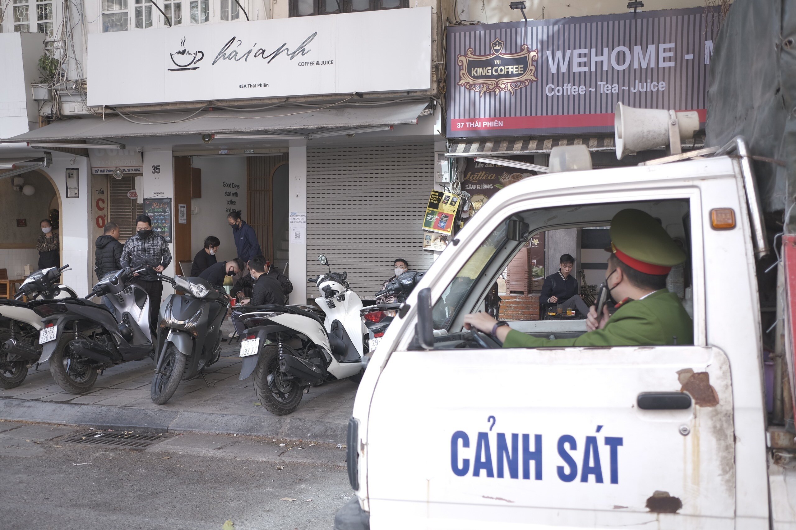 Quyết định điều chỉnh c&aacute;c biện ph&aacute;p ph&ograve;ng chống dịch tr&ecirc;n địa b&agrave;n 2 quận trung t&acirc;m n&agrave;y được đưa ra trong bối cảnh nhiều phường tr&ecirc;n địa b&agrave;n đổi m&agrave;u cấp độ dịch từ v&agrave;ng sang cam (cấp độ 3, nguy cơ cao).