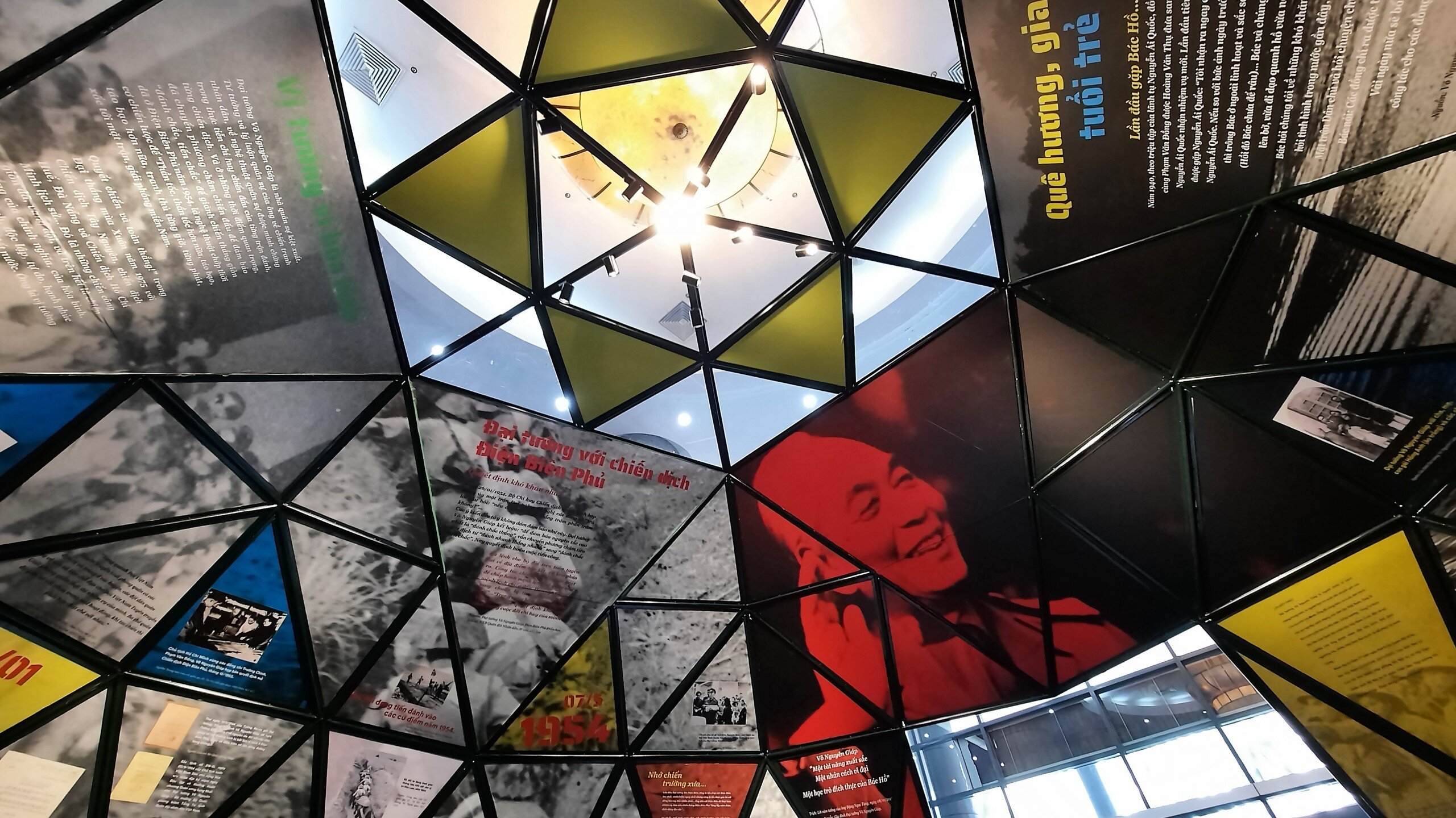 Những bức ảnh được sắp xếp theo mốc thời gian từ khi sinh ra, lớn lên và quá trình chiến đấu cho đến năm tháng về hưu của Đại tướng Võ Nguyên Giáp.