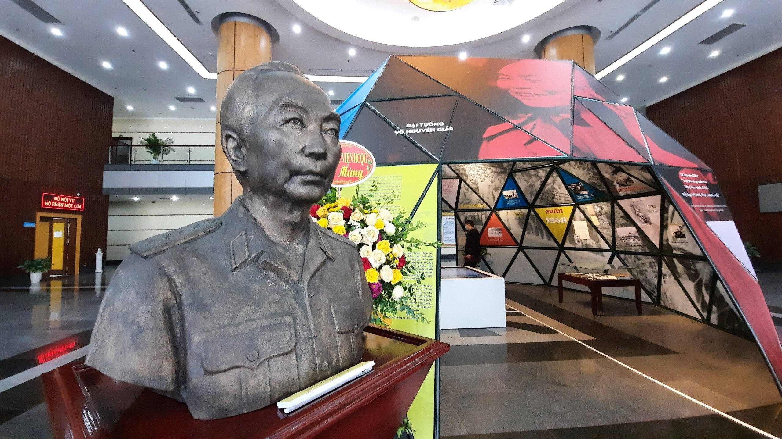 Từ 21 - 22/12, tại trụ sở Bộ Nội vụ đã khai mạc Triển lãm “Đại tướng Võ Nguyên Giáp - Chân dung một huyền thoại” và ra mắt sách “Đại tướng Võ Nguyên Giáp - Huyền thoại Việt Nam”.