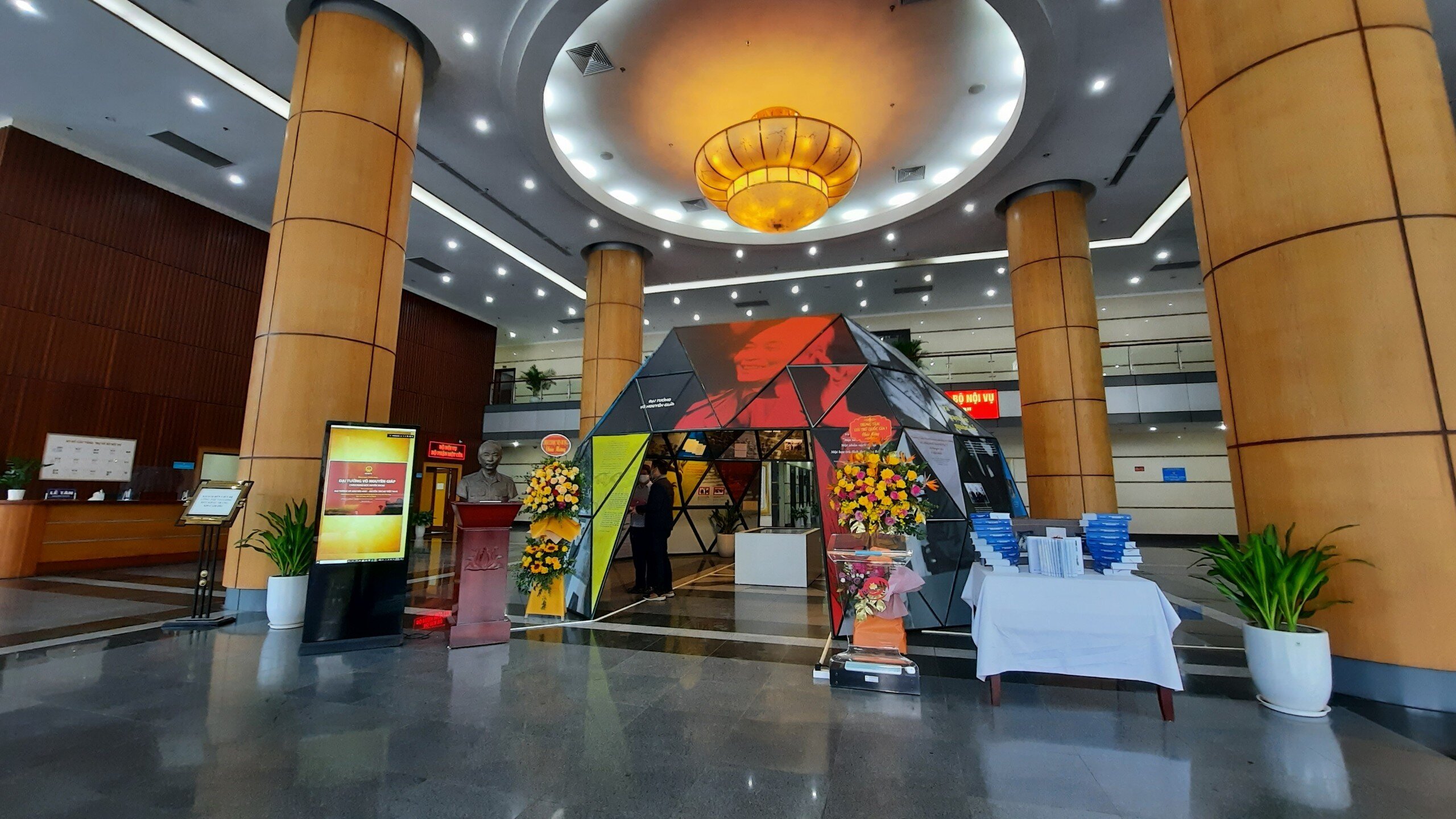 Triển lãm được tổ chức nhân dịp kỷ niệm 77 năm Ngày thành lập Quân đội nhân dân Việt Nam (22/12/1944 - 22/12/2021); 32 năm Ngày thành lập Hội Cựu chiến binh Việt Nam (6/12/1989 - 6/12/2021) và Kỷ niệm 110 năm Ngày sinh Đại tướng Võ Nguyên Giáp (25/8/1911 - 25/8/2021) - Bộ trưởng đầu tiên của Bộ Nội vụ, Tổng Tư lệnh đầu tiên của Quân đội nhân dân Việt Nam.