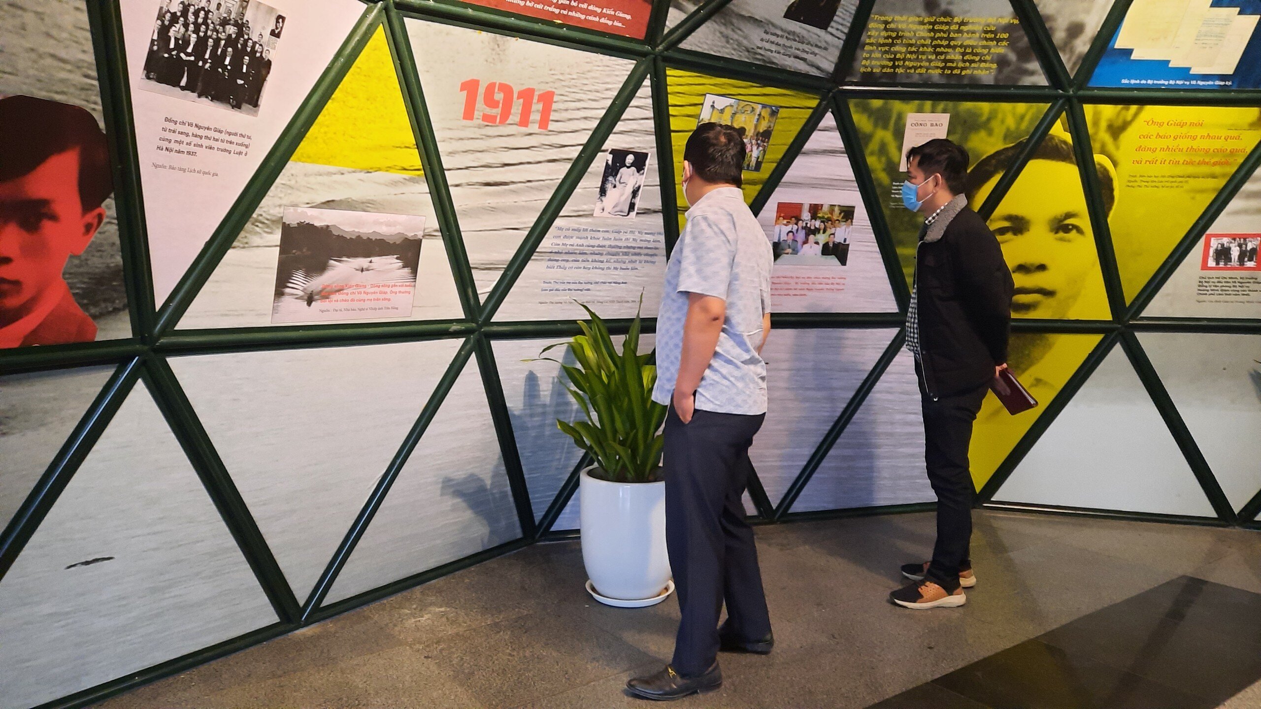 Là một người yêu lịch sử, anh Hồ Cao Cường (trú tại Đông Ngạc, Bắc Từ Liêm, TP Hà Nội) cho biết, triển lãm đã mang đến những hình ảnh rất sống động về cuộc đời và sự nghiệp của Đại tướng Võ Nguyên Giáp.