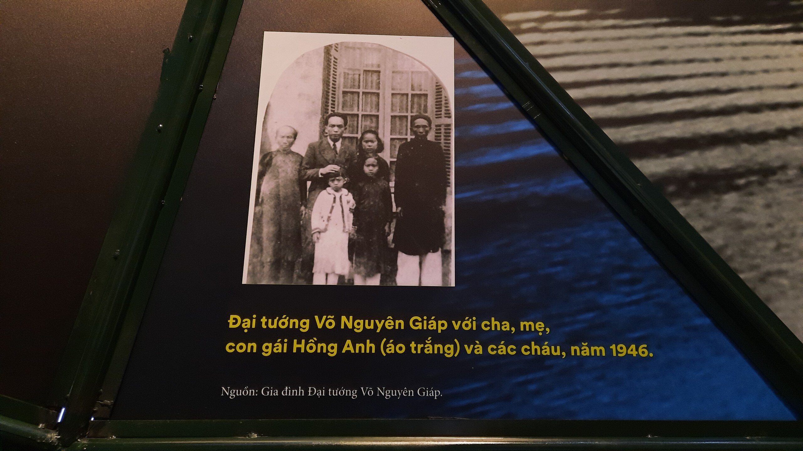 "Triển lãm cung cấp nhiều bức ảnh và hiện vật rất có giá trị về cuộc đời và sự nghiệp của vị Đại tướng kính yêu của chúng ta. Đến với triển lãm, lòng tự hào dân tộc trong tôi lại trào dâng khi thấy những bức ảnh của Đại tướng gắn liền với các sự kiện lịch sử trọng đại của đất nước ", anh Cường nói.