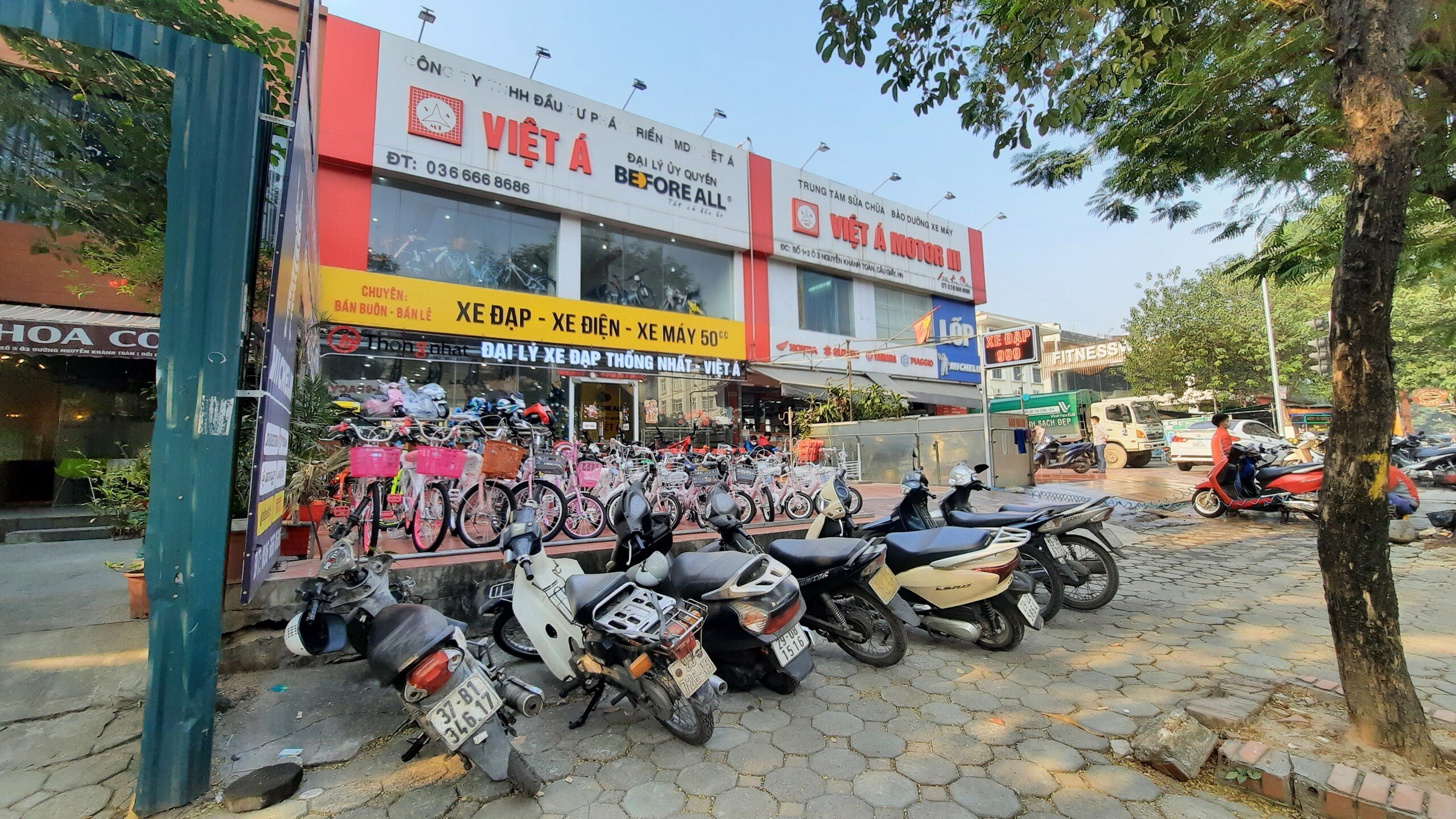 Sau nhiều năm tồn tại dai dẳng, những c&ocirc;ng tr&igrave;nh vi phạm tại dự &aacute;n cống h&oacute;a mương tho&aacute;t nước Nghĩa Đ&ocirc; kết hợp l&agrave;m b&atilde;i đỗ xe v&agrave; c&ocirc;ng tr&igrave;nh dịch vụ phụ trợ đ&atilde; bị th&aacute;o dỡ. Tuy nhi&ecirc;n, cuối th&aacute;ng 12/2021, ghi nhận thực tế của PV B&aacute;o Giao th&ocirc;ng cho thấy, tại đ&acirc;y vẫn c&ograve;n nhiều cơ sở kinh doanh hoạt động.