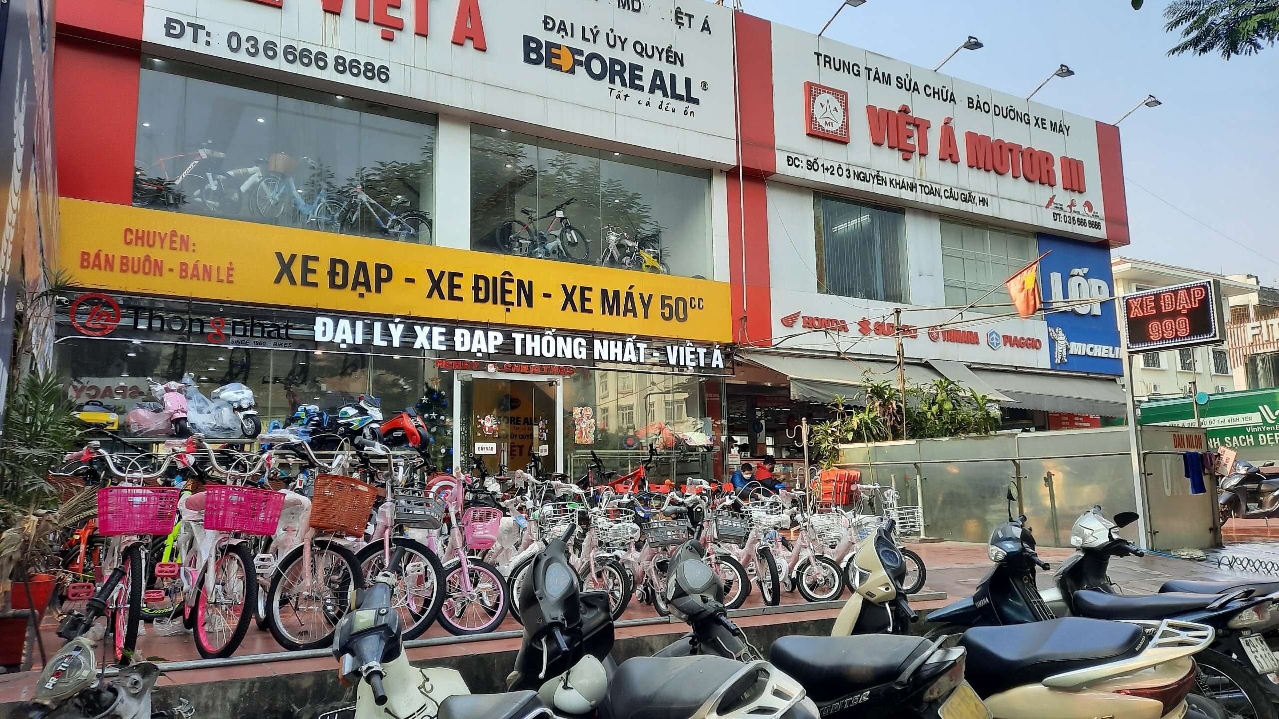 Nhiều qu&aacute;n c&agrave; ph&ecirc;, cửa h&agrave;ng mua b&aacute;n, sửa chữa &ocirc; t&ocirc;; cửa h&agrave;ng mua b&aacute;n sửa chữa xe m&aacute;y; nơi tr&ocirc;ng giữ xe &ocirc; t&ocirc; vẫn hoạt động tấp nập tại khu đất n&agrave;y. Trong ảnh l&agrave; C&ocirc;ng ty TNHH Đầu tư ph&aacute;t triển thương mại dịch vụ Việt &Aacute; vẫn đang hoạt động bu&ocirc;n b&aacute;n v&agrave; sửa chữa xe đạp, xe điện, xe m&aacute;y điện.