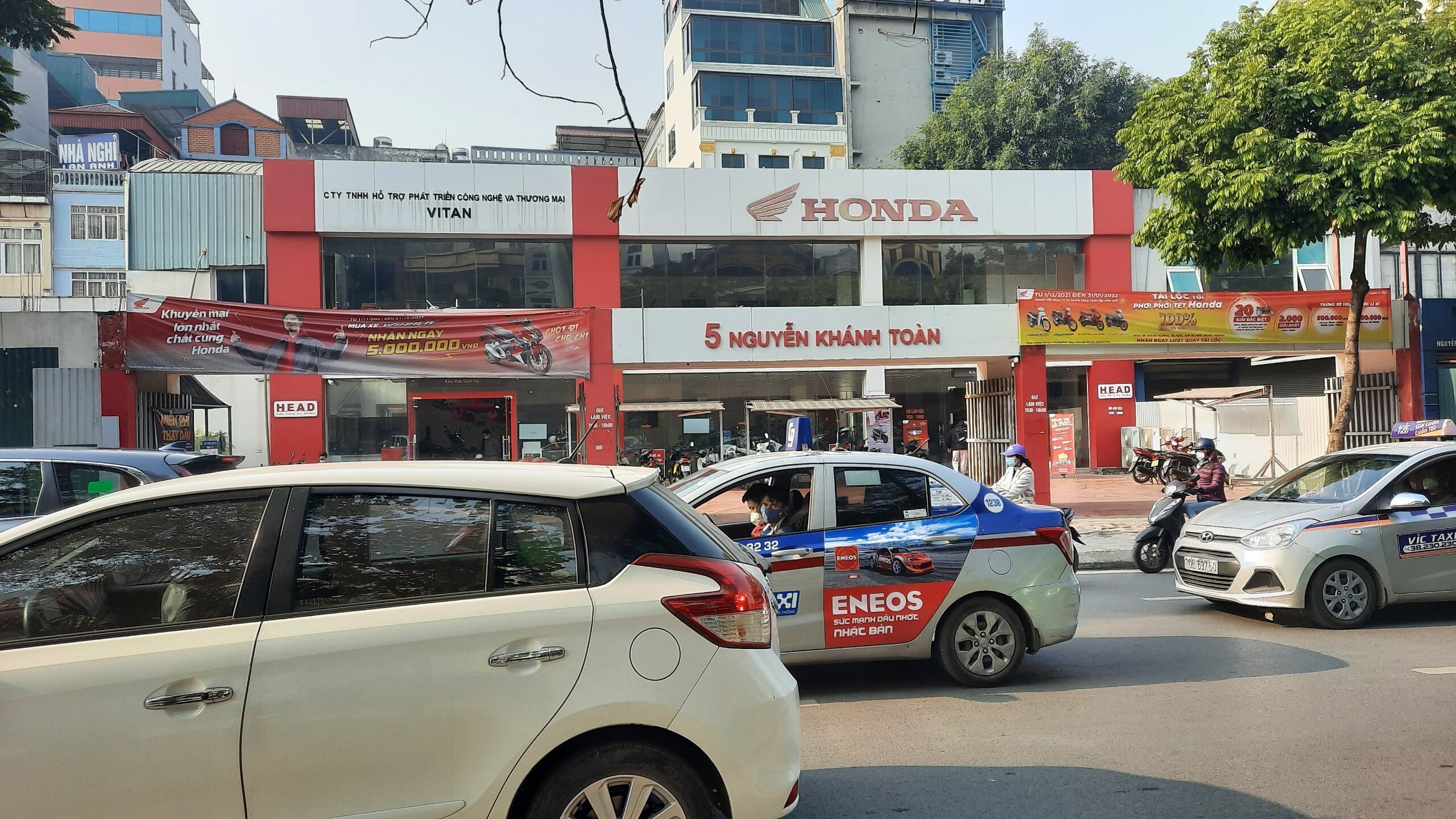 C&aacute;ch đ&oacute; kh&ocirc;ng xa l&agrave; cửa h&agrave;ng b&aacute;n xe HONDA gắn t&ecirc;n c&ocirc;ng ty TNHH Hỗ trợ ph&aacute;t triển c&ocirc;ng nghệ v&agrave; thương mại VITAN cũng đang hoạt động.