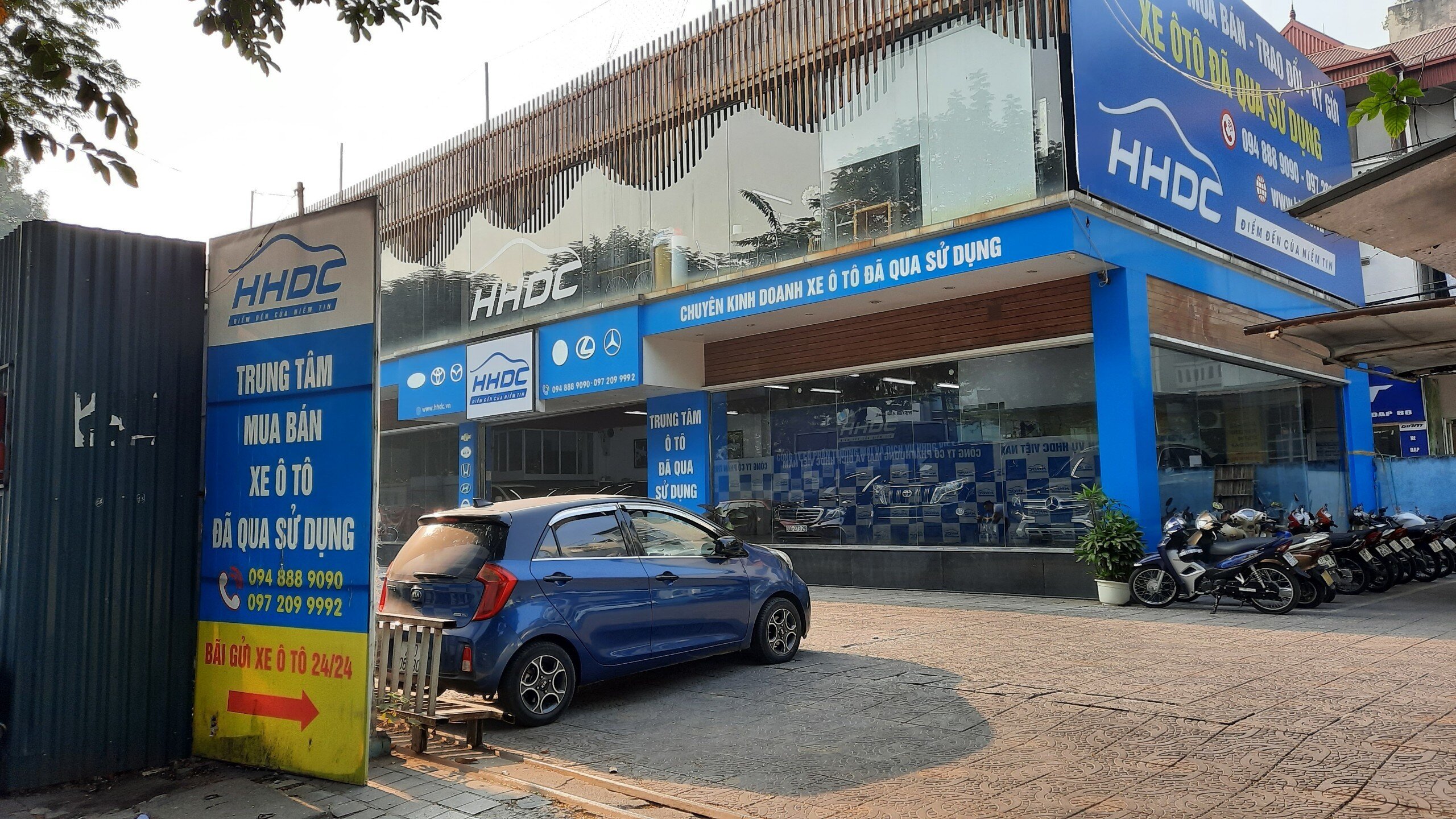 Tiếp đến l&agrave; Trung t&acirc;m mua b&aacute;n xe &ocirc; t&ocirc; đ&atilde; qua sử dụng HHDC với những d&atilde;y nh&agrave; được trưng b&agrave;y &ocirc; t&ocirc;.