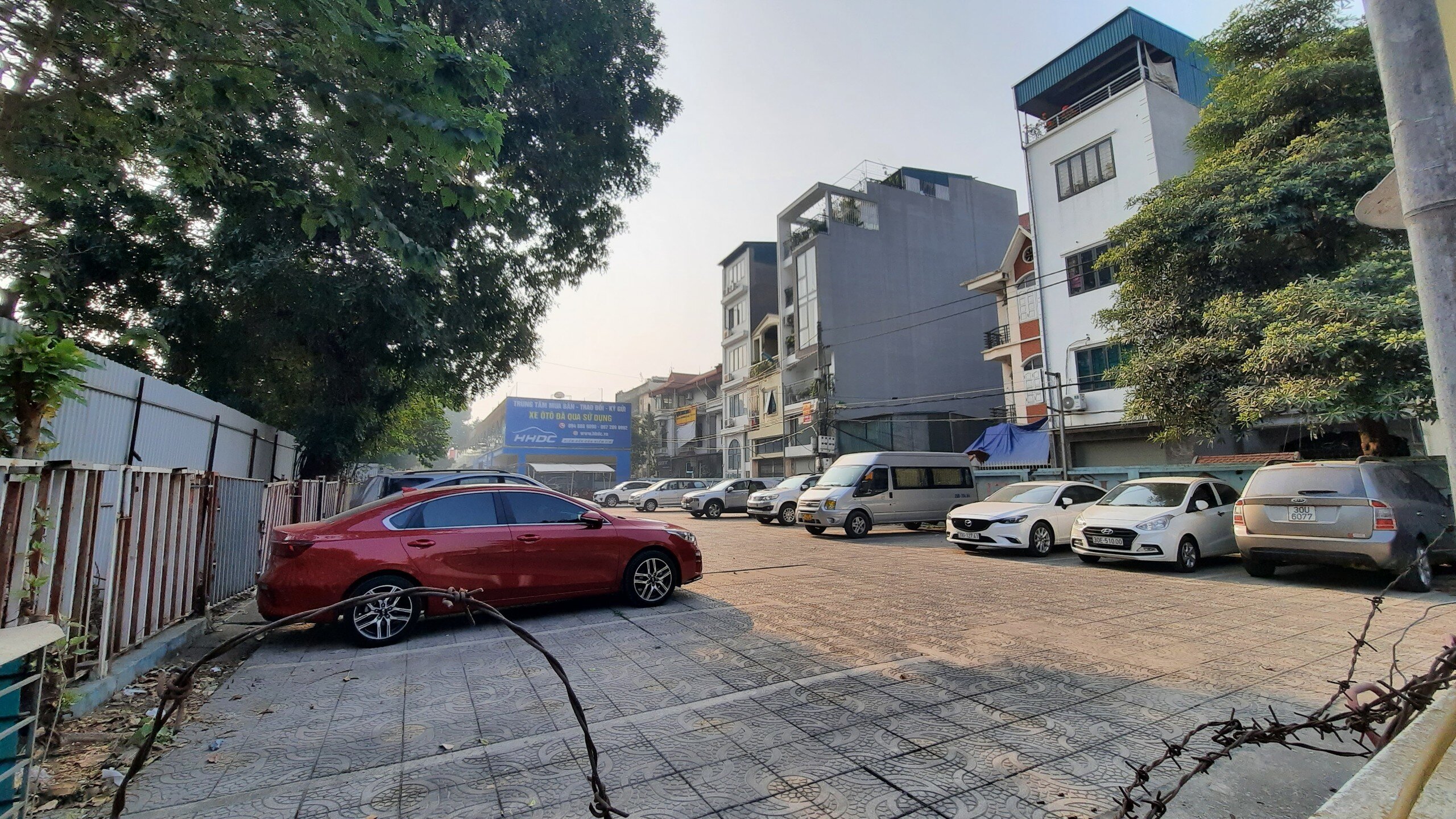 Nơi đ&acirc;y cũng được tận dụng để l&agrave;m b&atilde;i gửi xe &ocirc; t&ocirc;. Được biết, Dự &aacute;n cống h&oacute;a mương Nghĩa Đ&ocirc; để x&acirc;y dựng b&atilde;i đỗ xe được UBND TP H&agrave; Nội cấp giấy chứng nhận đầu tư ng&agrave;y 31/5/2007 cho C&ocirc;ng ty Cổ phần Đầu tư, x&acirc;y lắp, thương mại v&agrave; dịch vụ. Quy m&ocirc; đầu tư khoảng 185 &ocirc; t&ocirc;, 500 xe m&aacute;y v&agrave; c&aacute;c dịch vụ phụ trợ.