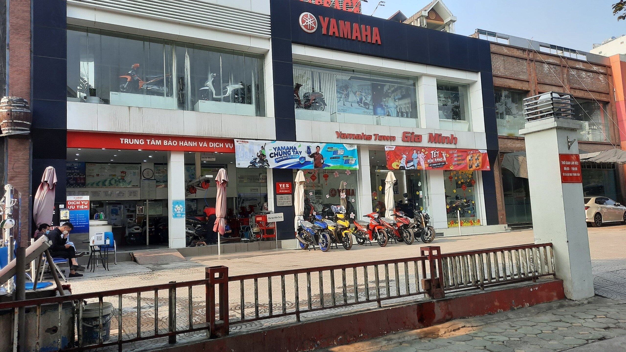 Trong ảnh l&agrave; cửa h&agrave;ng b&aacute;n xe m&aacute;y nh&atilde;n hiệu YAMAHA mang t&ecirc;n Gia Minh vẫn đang hoạt động tại khu đất n&agrave;y.