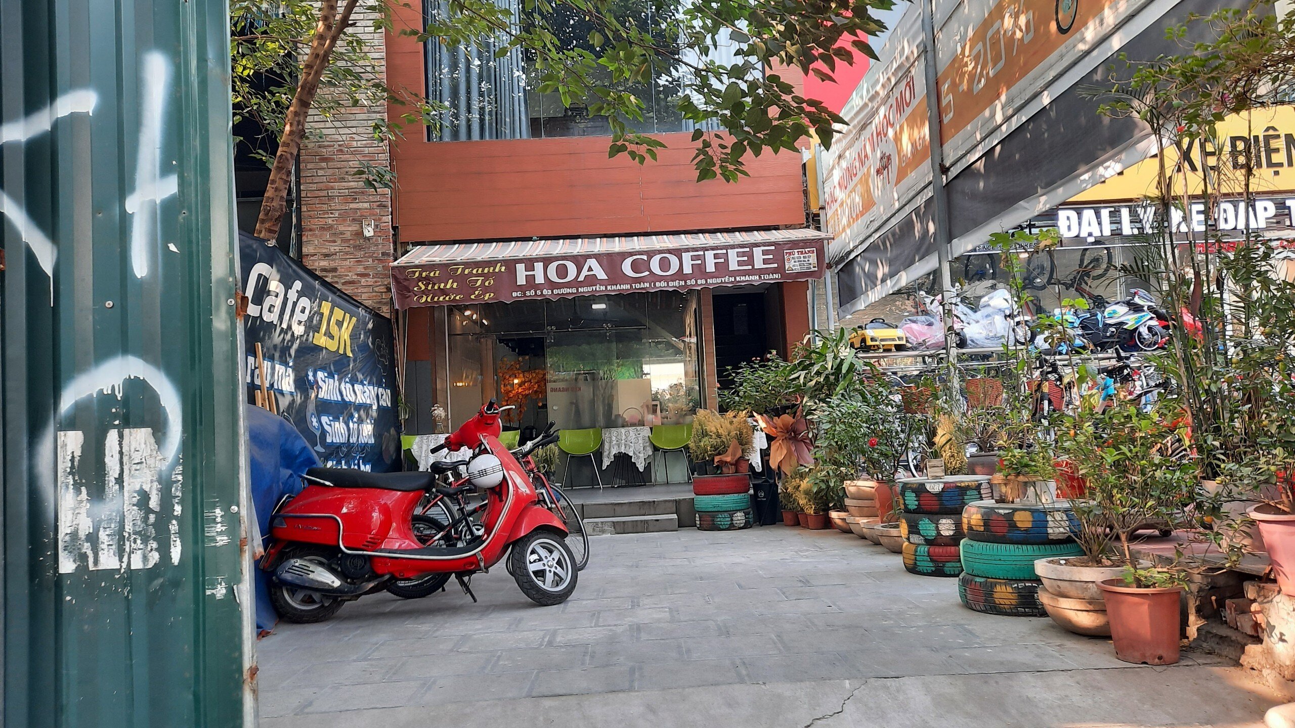 Trải qua thời gian, thay v&igrave; l&agrave;m b&atilde;i gửi xe v&agrave; c&ocirc;ng tr&igrave;nh phụ trợ, 14.000m2 đất c&ocirc;ng n&agrave;y đ&atilde; bị &ldquo;h&ocirc; biến&rdquo; th&agrave;nh nh&agrave; h&agrave;ng, qu&aacute;n ăn. D&ugrave; mục đ&iacute;ch sau khi cống h&oacute;a l&agrave; l&agrave;m b&atilde;i đỗ xe v&agrave; c&ocirc;ng tr&igrave;nh phụ trợ, nhưng phần lớn diện t&iacute;ch đất mương lại được cho thu&ecirc; x&acirc;y dựng showroom, văn ph&ograve;ng, nh&agrave; h&agrave;ng, c&ograve;n diện t&iacute;ch đất d&agrave;nh cho trồng c&acirc;y xanh lại sử dụng l&agrave;m s&acirc;n b&ecirc; t&ocirc;ng.