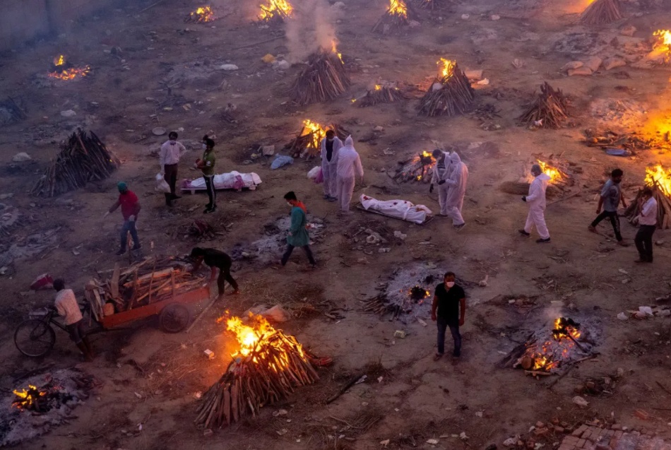 Thế giới chật vật v&igrave; dịch Covid-19. Một trong những nơi chứng kiến dịch bệnh tang thương nhất l&agrave; Ấn Độ. Trong ảnh l&agrave; thời điểm nước n&agrave;y hứng chịu l&agrave;n s&oacute;ng dịch nghi&ecirc;m trọng do biến chủng Delta g&acirc;y ra, số người thiệt mạng lớn đến mức c&aacute;c khu vực hỏa t&aacute;ng, ch&ocirc;n cất đều qu&aacute; tải. Ảnh - Reuters