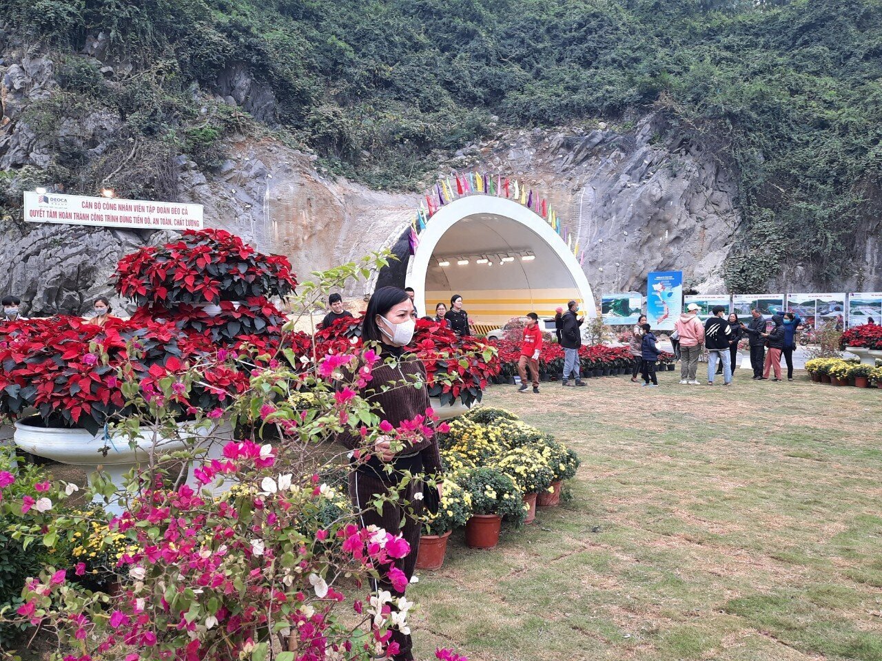 Trước cửa hầm xuy&ecirc;n n&uacute;i được bố tr&iacute; c&ocirc;ng vi&ecirc;n tiểu cảnh để người d&acirc;n thỏa sức chụp ảnh v&agrave; ngắm "kỳ quan" mới của Quảng Ninh.