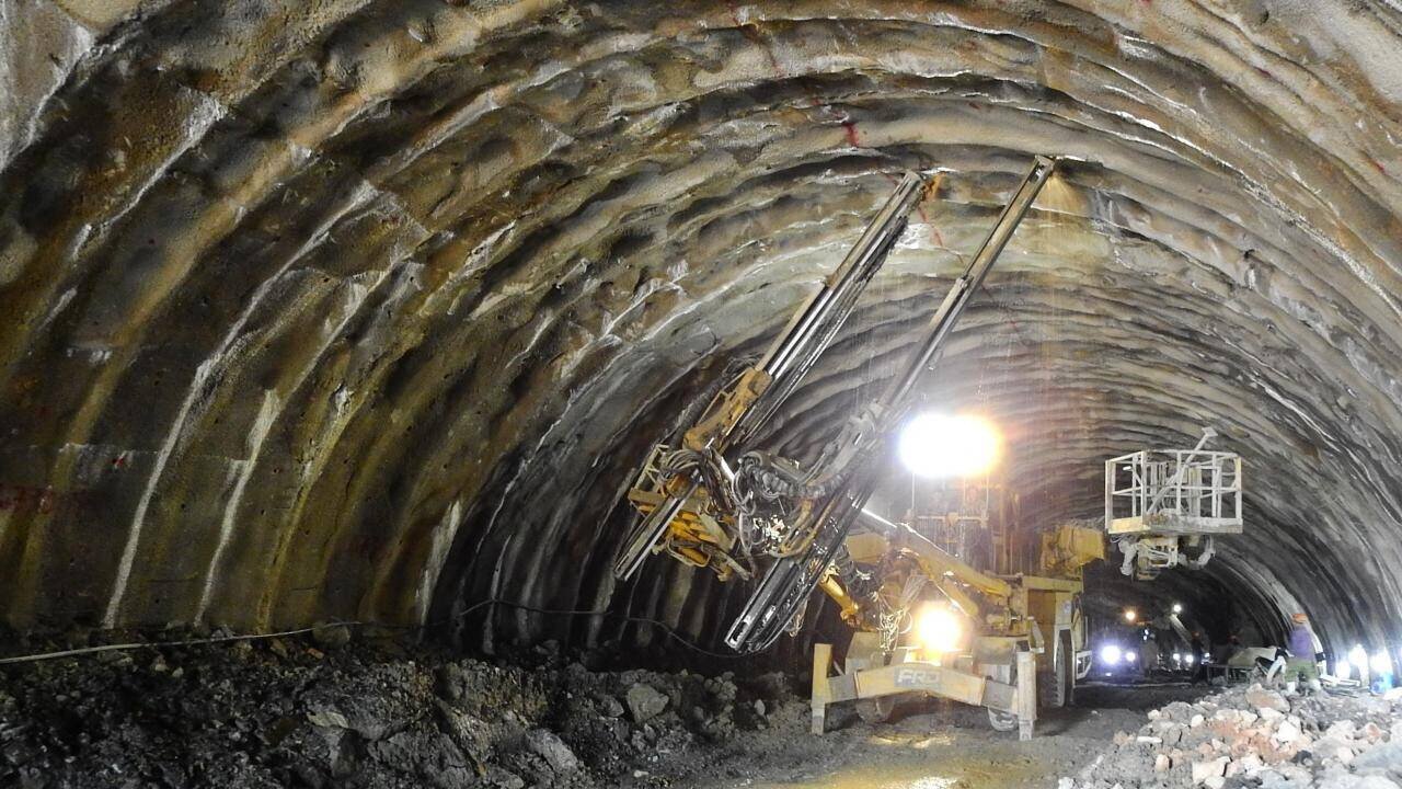 Đ&acirc;y l&agrave; đường hầm xuy&ecirc;n n&uacute;i lớn nhất Quảng Ninh đến thời điểm n&agrave;y v&agrave; cũng l&agrave; một trong những đường hầm xuy&ecirc;n n&uacute;i c&oacute; nền đường lớn nhất Việt Nam. C&ocirc;ng tr&igrave;nh do C&ocirc;ng ty CP Tập đo&agrave;n Đ&egrave;o Cả triển khai thi c&ocirc;ng từ th&aacute;ng 7/2020 trong thời gian 390 ng&agrave;y với tổng mức đầu tư tr&ecirc;n 247,5 tỷ đồng. Ảnh: Đơn vị thi c&ocirc;ng đ&atilde; sử dụng những c&ocirc;ng nghệ, thiết bị hiện đại nhất để đ&agrave;o hầm xuy&ecirc;n n&uacute;i.