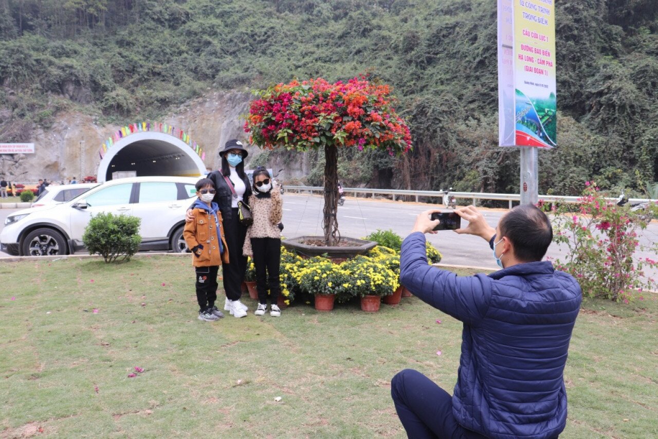 Anh L&ecirc; Văn Hanh, người d&acirc;n khu 10, phường Quang Hanh, TP Cẩm Phả (Quảng Ninh) đưa cả gia đ&igrave;nh tới thăm quan đường hầm xuy&ecirc;n n&uacute;i, th&iacute;ch th&uacute; cho biết: Tuyến đường bao biển v&agrave; hầm xuy&ecirc;n n&uacute;i n&agrave;y kh&ocirc;ng chỉ l&agrave; c&ocirc;ng tr&igrave;nh hạ tầng giao th&ocirc;ng kết nối hiện đại, m&agrave; c&ograve;n mang gi&aacute; trị mỹ quan kiến tr&uacute;c, đ&ocirc; thị nổi bật của địa phương.