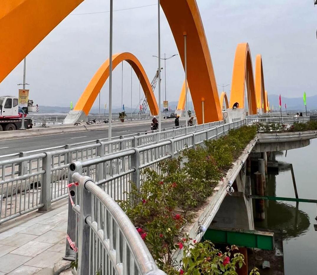 "Sự hiện diện của c&aacute;c c&acirc;y cầu tr&ecirc;n Vịnh Cửa Lục sẽ gi&uacute;p TP Hạ Long xứng tầm th&agrave;nh phố du lịch biển văn minh, th&acirc;n thiện, đ&ocirc; thị xanh, ph&aacute;t triển bền vững, th&iacute;ch ứng với biến đổi kh&iacute; hậu, với hệ thống kết cấu hạ tầng đồng bộ, kỹ thuật x&atilde; hội hiện đại&hellip;", &ocirc;ng Phạm Ngọc Vinh, Gi&aacute;m đốc Ban Quản l&yacute; dự &aacute;n đầu tư x&acirc;y dựng c&aacute;c c&ocirc;ng tr&igrave;nh d&acirc;n dụng v&agrave; c&ocirc;ng nghiệp tỉnh Quảng Ninh cho hay.