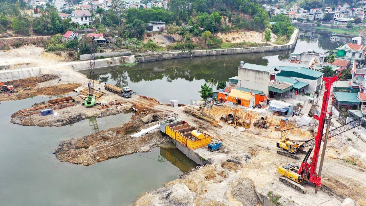 Dự &aacute;n c&oacute; chiều d&agrave;i to&agrave;n tuyến 4.265,12m, trong đ&oacute;, cầu ch&iacute;nh d&agrave;i 290m, cầu dẫn ph&iacute;a Hạ Long d&agrave;i 126,1m, ph&iacute;a Ho&agrave;nh Bồ d&agrave;i 469,52m; cầu qua k&ecirc;nh đ&agrave;o quy hoạch Km1+950 d&agrave;i 110,55m v&agrave; Km3+447 d&agrave;i 48m; đường dẫn đầu cầu ph&iacute;a Hạ Long d&agrave;i 400,09m, ph&iacute;a Ho&agrave;nh Bồ d&agrave;i 903,74m; đường nối QL279 d&agrave;i 1.917,12m. Ảnh: Cầu T&igrave;nh Y&ecirc;u những ng&agrave;y đầu x&acirc;y dựng.