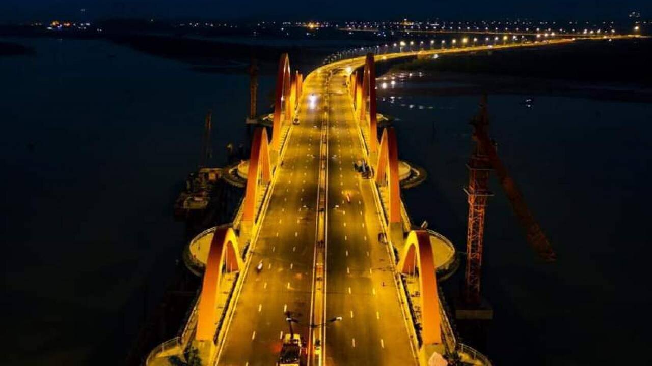 Cầu T&igrave;nh Y&ecirc;u ch&iacute;nh được thiết kế dạng v&ograve;m ống th&eacute;p nhồi b&ecirc; t&ocirc;ng với 6 l&agrave;n xe cơ giới, tổng mức đầu tư của c&ocirc;ng tr&igrave;nh l&agrave; 2.109 tỷ đồng. Ảnh: Đ&ecirc;m đến, cầu T&igrave;nh Y&ecirc;n như ch&uacute; rồng khổng lồ đang hạ xuống vịnh Cửa Lục.