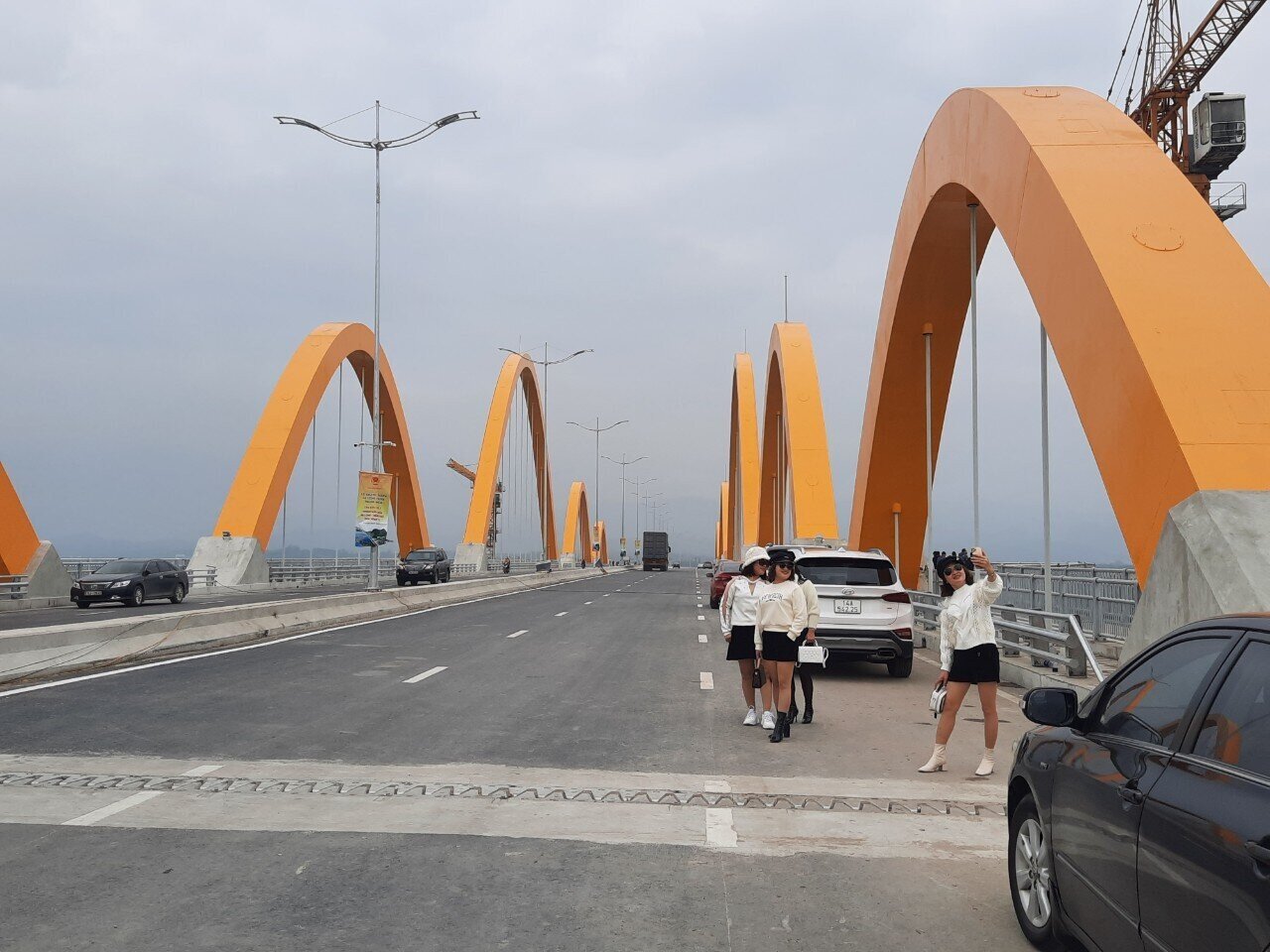 C&ocirc;ng tr&igrave;nh cầu T&igrave;nh Y&ecirc;u, c&ugrave;ng với đường bao biển Hạ Long &ndash; Cẩm Phả với hầm xuy&ecirc;n n&uacute;i d&agrave;i nhất của tỉnh Quảng Ninh đ&atilde; trở th&agrave;nh những địa điểm th&uacute; vị để người d&acirc;n đến &ldquo;check in&rdquo; với kh&aacute;t vọng năm mới c&oacute; được t&igrave;nh y&ecirc;u đong đầy hơn, hạnh ph&uacute;c hơn v&agrave; hanh th&ocirc;ng, thuận lợi hơn.