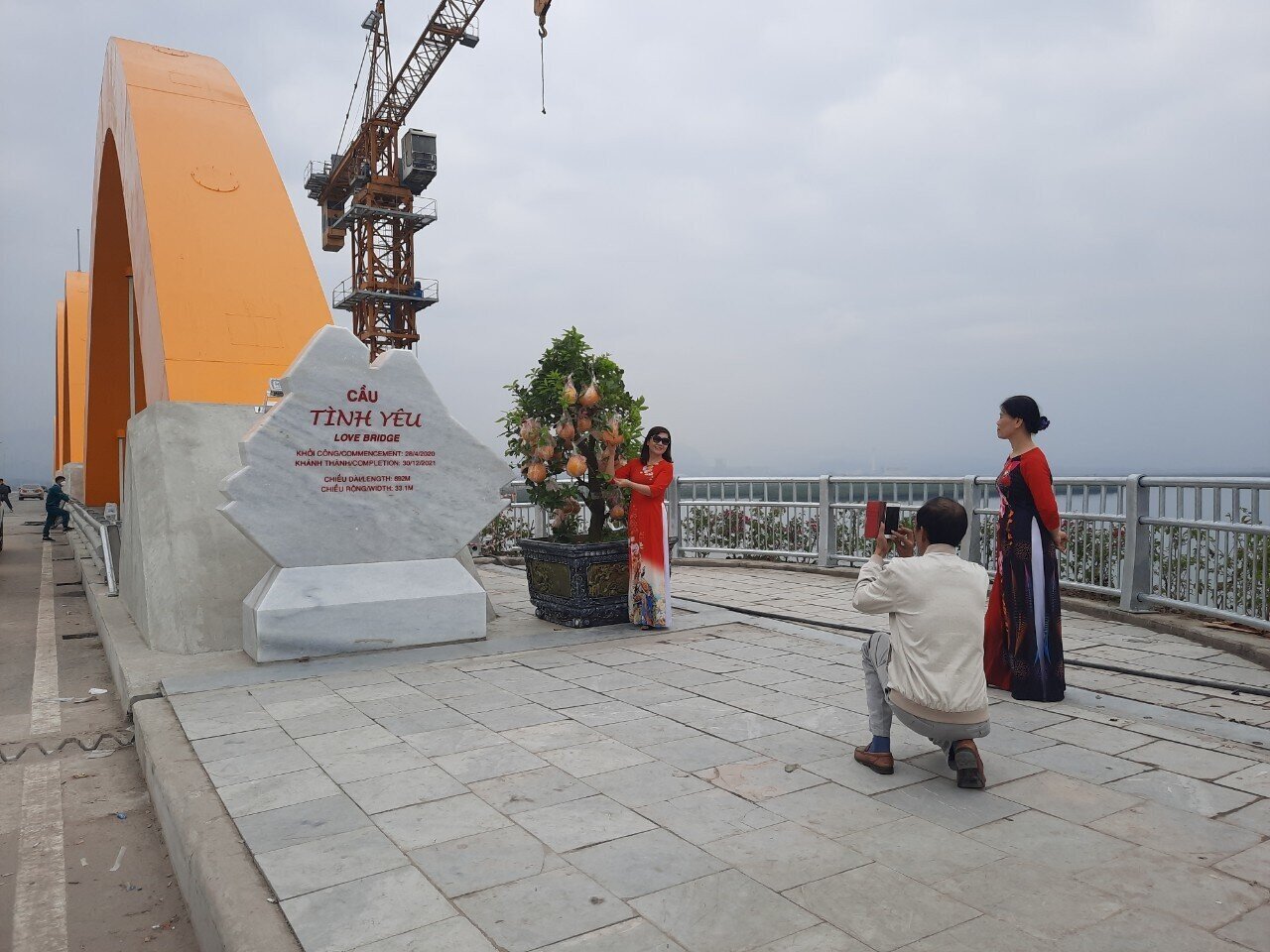 Cầu T&igrave;nh Y&ecirc;u trở th&agrave;nh điểm đến l&yacute; tưởng của nhiều gia đ&igrave;nh trong những ng&agrave;y đầu năm mới để &ldquo;check in&rdquo;. Anh Vương Quốc Định, nh&agrave; ở phường H&agrave; Tu, TP Hạ Long b&agrave;y tỏ: "C&acirc;y cầu c&oacute; m&ocirc; h&igrave;nh thiết kế rất độc, lạ, đứng đ&acirc;y ph&oacute;ng tầm mắt về c&aacute;c b&atilde;i triều ven biển, nh&igrave;n những con t&agrave;u ngược xu&ocirc;i ra v&agrave;o cảng C&aacute;i L&acirc;n, t&ocirc;i thấy thực sự m&atilde;n nh&atilde;n".