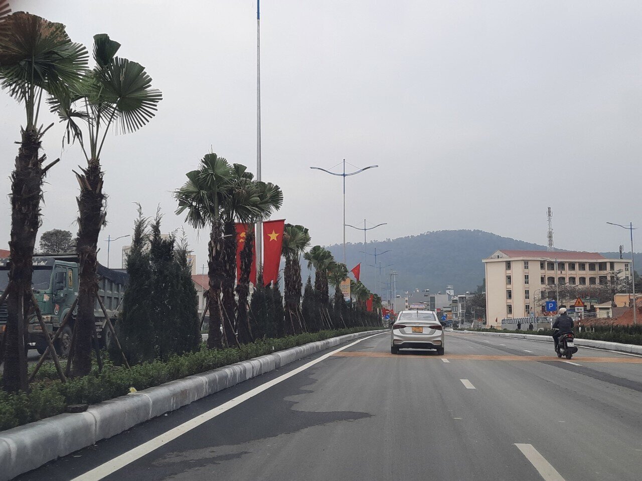 Tuyến đường dẫn từ QL279 qua phường Giếng Đ&aacute;y kết nối với cầu T&igrave;nh Y&ecirc;u đ&atilde; cơ bản được ho&agrave;n thiện. &Ocirc;ng Phạm Ngọc Vinh, Gi&aacute;m đốc Ban Quản l&yacute; dự &aacute;n đầu tư x&acirc;y dựng c&aacute;c c&ocirc;ng tr&igrave;nh d&acirc;n dụng v&agrave; c&ocirc;ng nghiệp tỉnh Quảng Ninh cho biết: Việc đầu tư cầu T&igrave;nh y&ecirc;u tạo th&ecirc;m điều kiện thuận lợi hơn nữa để tiếp tục thu h&uacute;t c&aacute;c nh&agrave; đầu tư chiến lược với c&aacute;c dự &aacute;n lớn, giải quyết được vấn đề m&ocirc;i trường tự nhi&ecirc;n vốn đ&atilde; l&agrave; th&aacute;ch thức từ nhiều năm nay của cả huyện Ho&agrave;nh Bồ trước đ&acirc;y v&agrave; TP Hạ Long hiện nay, mở ra một tương lai mới cho th&agrave;nh phố b&ecirc;n bờ di sản vịnh Hạ Long.