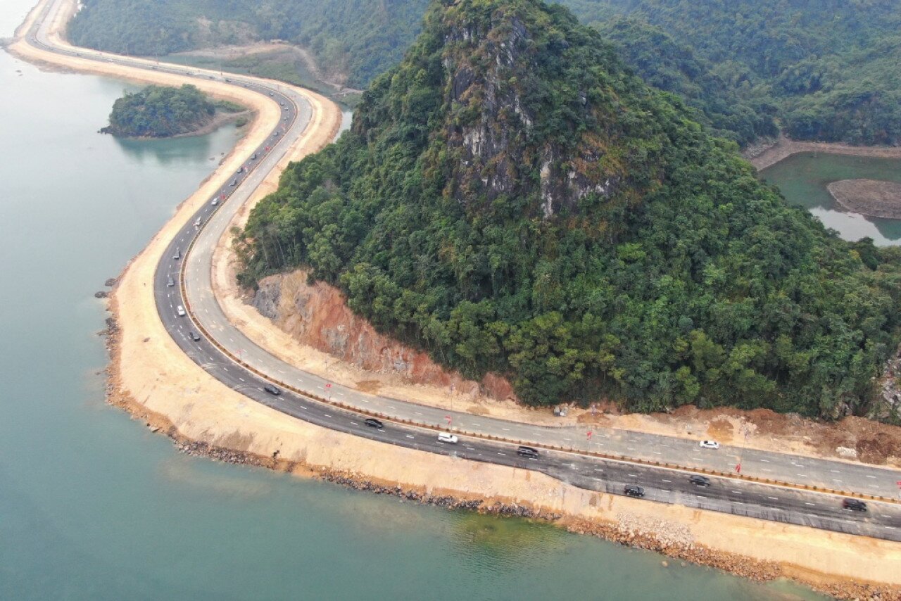 Sau hơn 2 năm triển khai thi c&ocirc;ng, tuyến đường  bao biển nối TP Hạ Long với TP Cẩm Phả (Quảng Ninh) c&oacute; tổng chiều d&agrave;i 18,7km với tổng mức đầu tư sau điều chỉnh l&agrave; 2.290 tỷ đồng đ&atilde; ch&iacute;nh thức được đưa v&agrave;o sử dụng từ ng&agrave;y 1/1/2022.