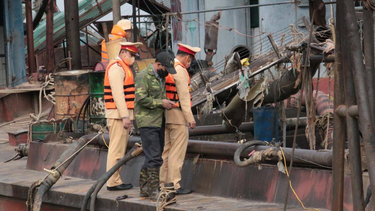 Tối 4/1, Tổ c&ocirc;ng t&aacute;c của Đội Cảnh s&aacute;t đường thuỷ số 2 (Ph&ograve;ng CSGT C&ocirc;ng an TP H&agrave; Nội) phối hợp với Đội Cảnh s&aacute;t kinh tế, C&ocirc;ng an quận Ho&agrave;ng Mai (TP H&agrave; Nội) l&agrave;m nhiệm vụ tr&ecirc;n tuyến s&ocirc;ng Hồng, khi đi đến địa b&agrave;n phường Lĩnh Nam th&igrave; ph&aacute;t hiện 1 phương tiện thuỷ kh&ocirc;ng gắn số đăng k&yacute;, kh&ocirc;ng gắn số kiểm so&aacute;t đang thực hiện h&agrave;nh vi khai th&aacute;c c&aacute;t dưới l&ograve;ng s&ocirc;ng Hồng đưa v&agrave;o khoang chứa h&agrave;ng của phương tiện.