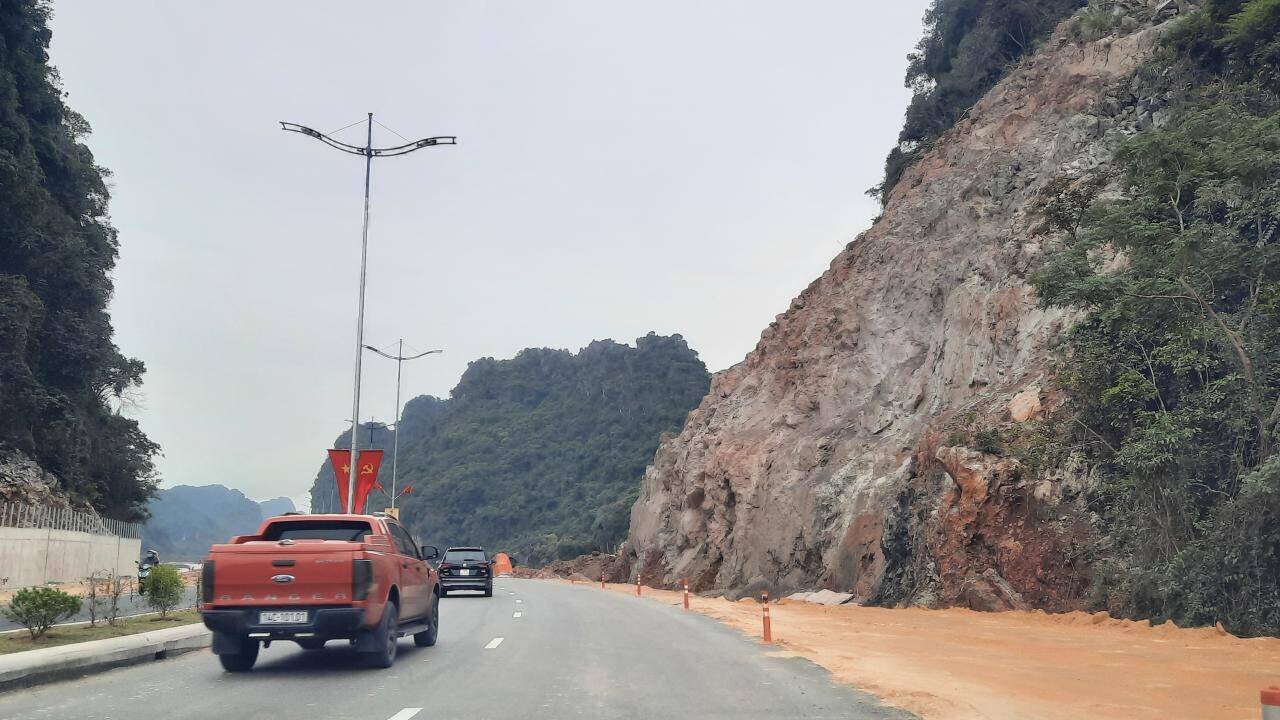 "Ch&uacute;ng t&ocirc;i đang phối hợp đ&aacute;nh gi&aacute; tổng thể tuyến đường sau khi ch&iacute;nh thức đi v&agrave;o sử dụng đến nay, trước mắt sẽ y&ecirc;u cầu đơn vị thi c&ocirc;ng lắp đặt c&aacute;c biển b&aacute;o, chỉ dẫn. Nếu x&eacute;t thấy kh&ocirc;ng đảm bảo, ch&uacute;ng t&ocirc;i sẽ phối hợp tham mưu cho UBND tỉnh tạm dừng lưu th&ocirc;ng tuyến đường để ho&agrave;n th&agrave;nh to&agrave;n bộ hạ tầng', &ocirc;ng Do&atilde;n n&oacute;i.