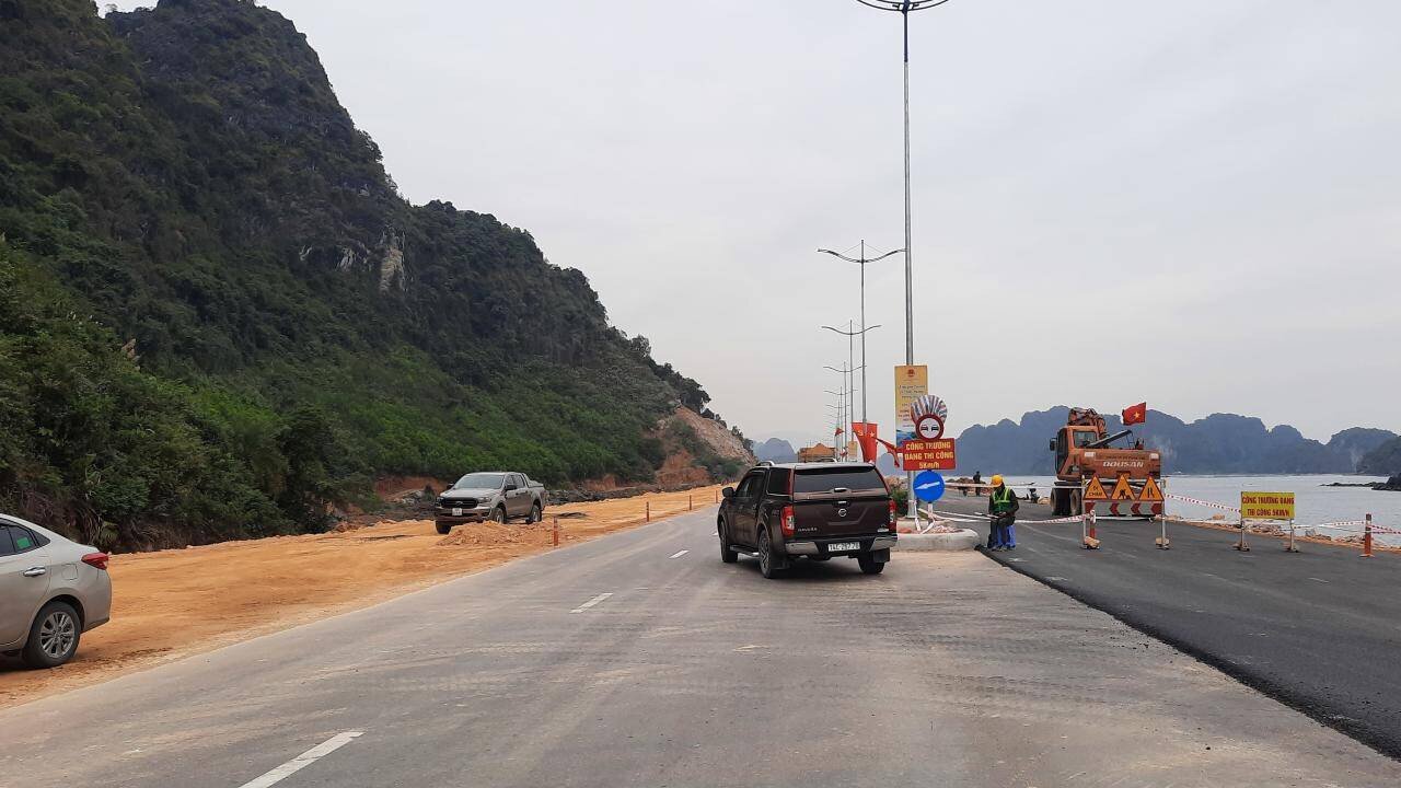 Hiện nay, thực hiện chỉ đạo để cho lưu th&ocirc;ng tuyến đường, đơn vị thi c&ocirc;ng đ&atilde; phải bố tr&iacute; c&aacute;c biển b&aacute;o, chỉ dẫn&hellip;