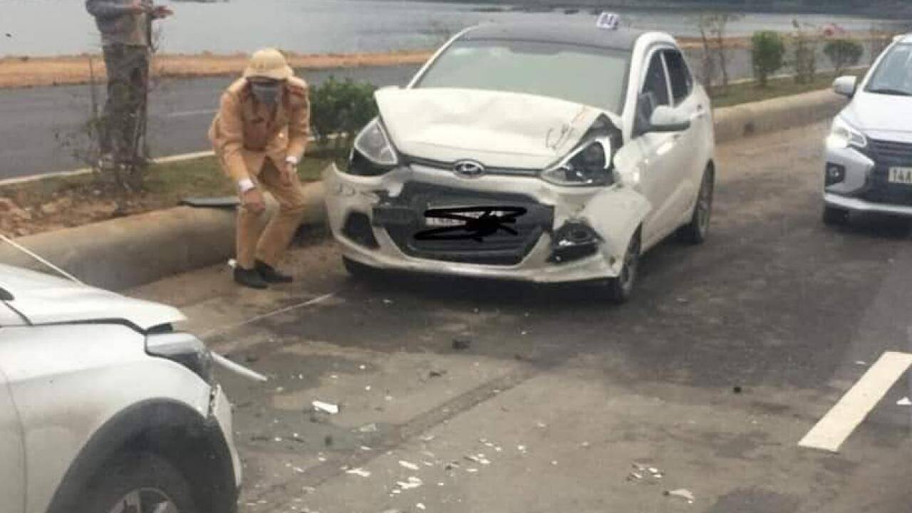 Vụ TNGT đầu ti&ecirc;n xảy ra tr&ecirc;n đường bao biển Hạ Long - Cẩm Phả do việc đi chung l&agrave;n, may mắn kh&ocirc;ng c&oacute; thiệt hại về người.