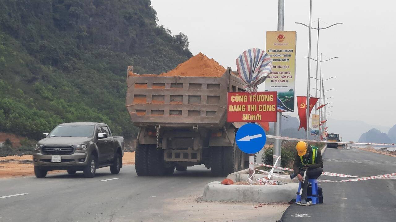 "Tuy nhi&ecirc;n, thực tế sẽ kh&ocirc;ng đảm bảo được an to&agrave;n nếu như hệ thống hộ lan vẫn chưa đầy đủ, đường vẫn đi chung một l&agrave;n như hiện nay&hellip;", &ocirc;ng Quyền x&aacute;c nhận.