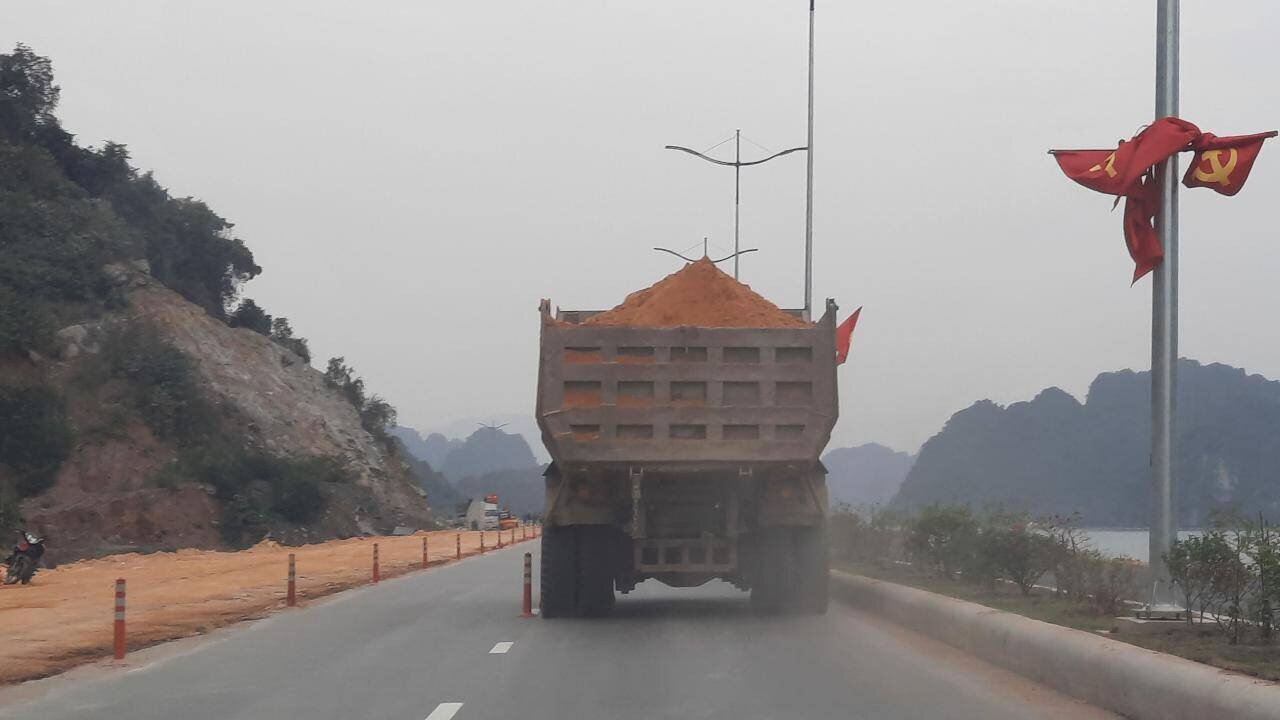 Theo Chỉ huy Đội CSGT - trật tự, C&ocirc;ng an TP Hạ Long: Trong khi dự &aacute;n chưa ho&agrave;n th&agrave;nh hệ thống biển b&aacute;o, chỉ dẫn&hellip; th&igrave; lực lượng chức năng kh&ocirc;ng c&oacute; cơ sở để xử l&yacute; trường hợp đi qu&aacute; tốc độ, lấn l&agrave;n, chở qu&aacute; tải, kh&ocirc;ng phủ bạt&hellip;