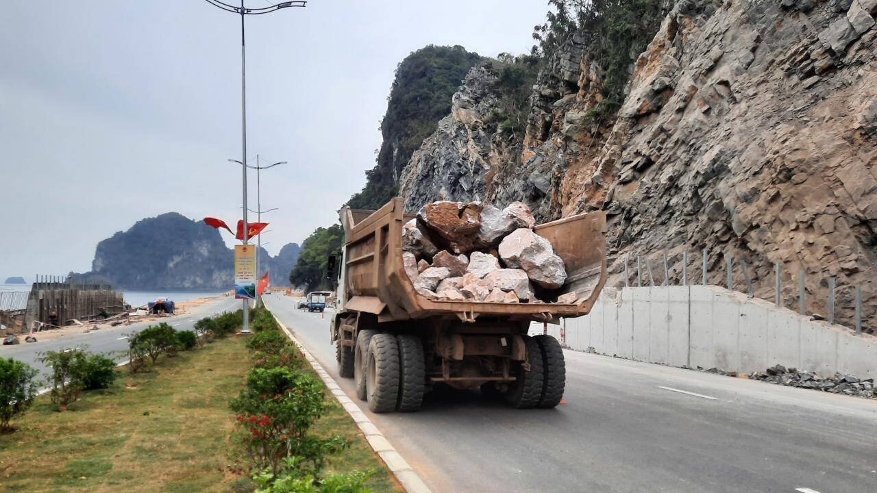 Nhiều xe kh&ocirc;ng phủ bạt, nghi chở qu&aacute; tải chạy ngược xu&ocirc;i tr&ecirc;n tuyến đường.