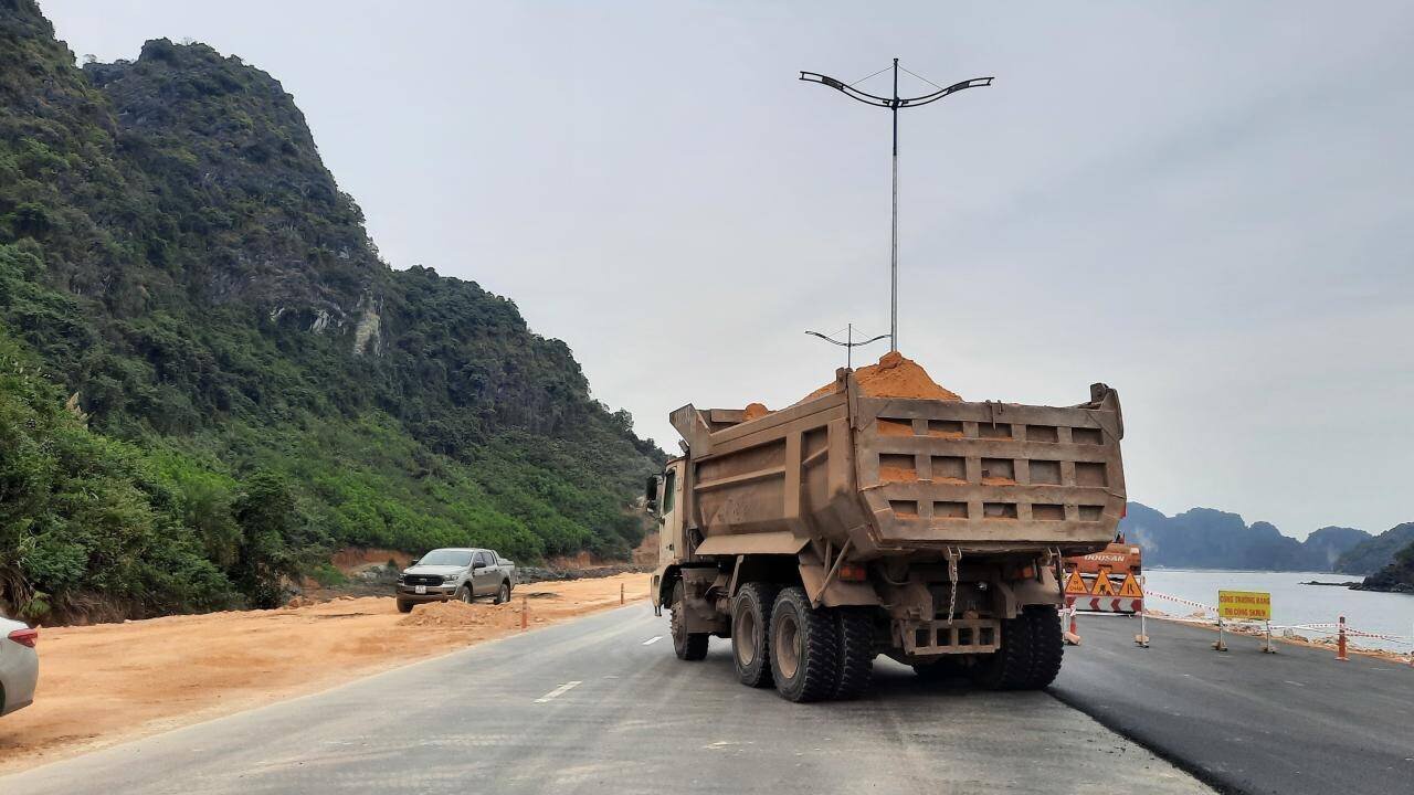 Thực tế, trước đ&acirc;y khi thi c&ocirc;ng ở khu vực n&uacute;t giao đường Trần Quốc Nghiễn với tuyến đường bao biển Hạ Long &ndash; Cẩm Phả, đơn vị thi c&ocirc;ng đ&atilde; kh&ocirc;ng thiết kế hệ thống hộ lan, n&ecirc;n đ&atilde; xảy ra vụ &ocirc; t&ocirc; lao xuống biển khu vực b&atilde;i tắm Cột 8.