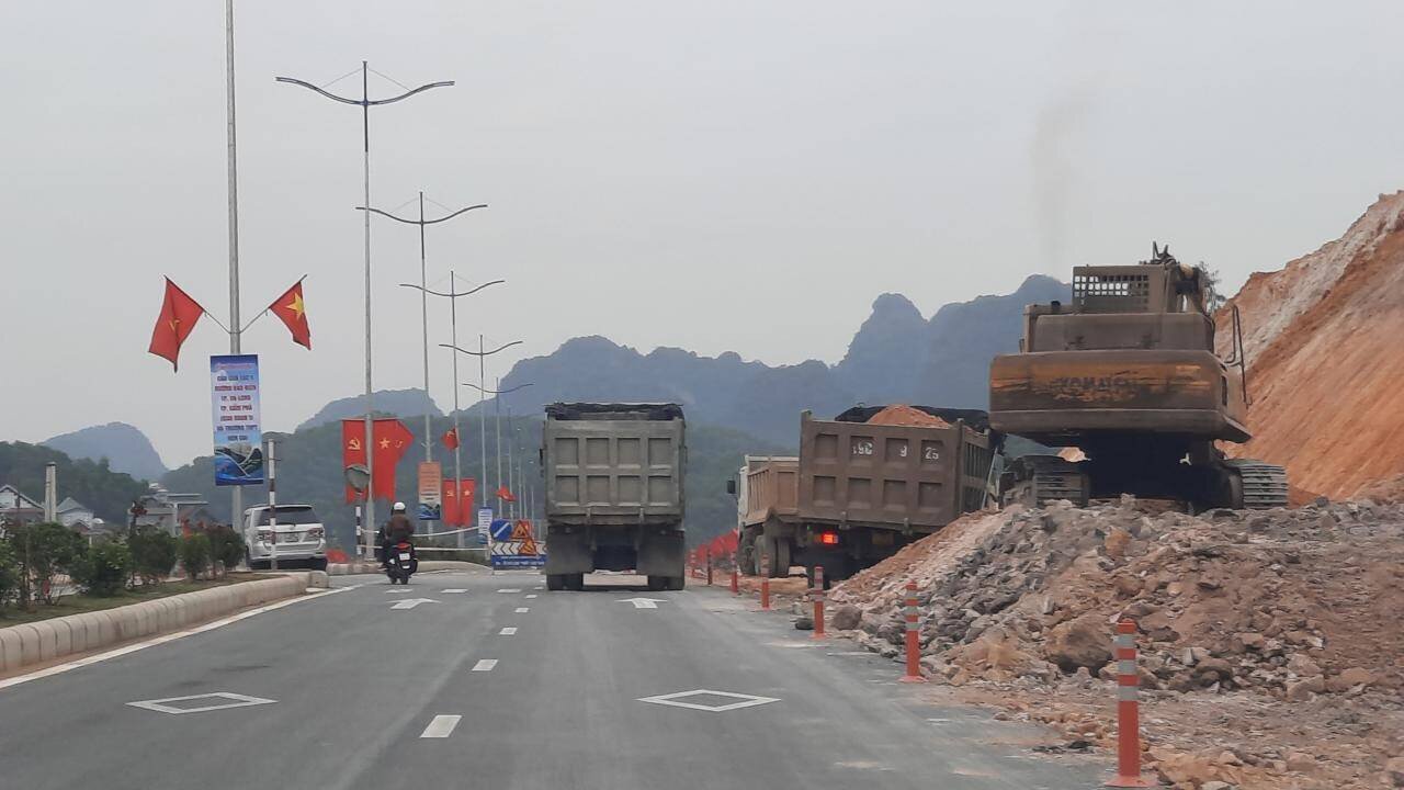 D&ugrave; vừa đưa v&agrave;o sử dụng, tuyến đường bao biển Hạ Long &ndash; Cẩm Phả đ&atilde; xuất hiện những bất cập về ATGT. Hiện mật độ tham gia giao th&ocirc;ng tr&ecirc;n tuyến đường kh&aacute; đ&ocirc;ng trong khi hạ tầng chưa được ho&agrave;n thiện.