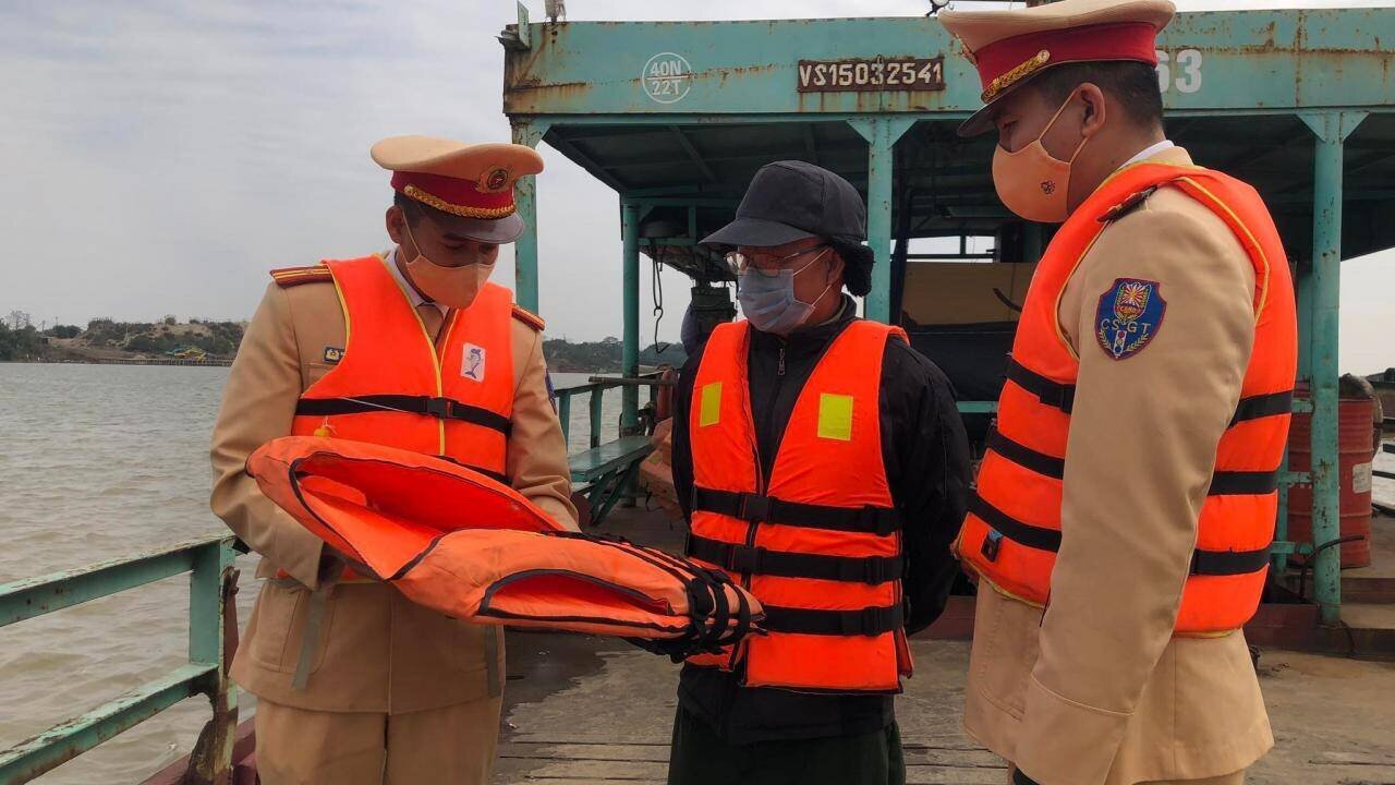 Hoạt động khai th&aacute;c c&aacute;t tr&aacute;i ph&eacute;p g&acirc;y ảnh hưởng xấu đến m&ocirc;i trường sinh th&aacute;i, l&agrave;m biến đổi d&ograve;ng chảy, sạt lở đ&ecirc; điều, đất canh t&aacute;c, b&atilde;i bồi ven s&ocirc;ng v&agrave; g&acirc;y mất ATGT đường thuỷ. Do đ&oacute;, b&ecirc;n cạnh c&ocirc;ng t&aacute;c TTKS, mật phục v&agrave; xử l&yacute; nghi&ecirc;m vi phạm, CSGT sẽ tăng cường tuy&ecirc;n truyền để người d&acirc;n kh&ocirc;ng tham gia khai th&aacute;c c&aacute;t tr&aacute;i ph&eacute;p. Ảnh: Cảnh s&aacute;t đường thuỷ H&agrave; Nội tặng &aacute;o phao cho chủ t&agrave;u tr&ecirc;n s&ocirc;ng Hồng.