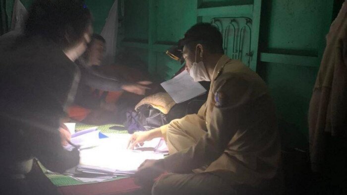 0h30 ng&agrave;y 12/1, qua c&ocirc;ng t&aacute;c trinh s&aacute;t, mật phục, Tổ c&ocirc;ng t&aacute;c Đội Cảnh s&aacute;t đường thuỷ số 1 (Ph&ograve;ng CSGT, C&ocirc;ng an TP H&agrave; Nội) tiếp tục bắt 2 t&agrave;u khai th&aacute;c c&aacute;t tr&aacute;i ph&eacute;p tr&ecirc;n s&ocirc;ng Đ&agrave;. Tổ c&ocirc;ng t&aacute;c Đội Cảnh s&aacute;t đường thuỷ số 1 (Ph&ograve;ng CSGT C&ocirc;ng an TP H&agrave; Nội) tiến h&agrave;nh lập bi&ecirc;n bản đối với 2 t&agrave;u c&aacute;t khai th&aacute;c c&aacute;t tr&aacute;i ph&eacute;p tr&ecirc;n s&ocirc;ng Đ&agrave;. Ảnh: Tổ c&ocirc;ng t&aacute;c Tổ c&ocirc;ng t&aacute;c tiến h&agrave;nh lập bi&ecirc;n bản đối với 2 chủ t&agrave;u khai th&aacute;c c&aacute;t tr&aacute;i ph&eacute;p.