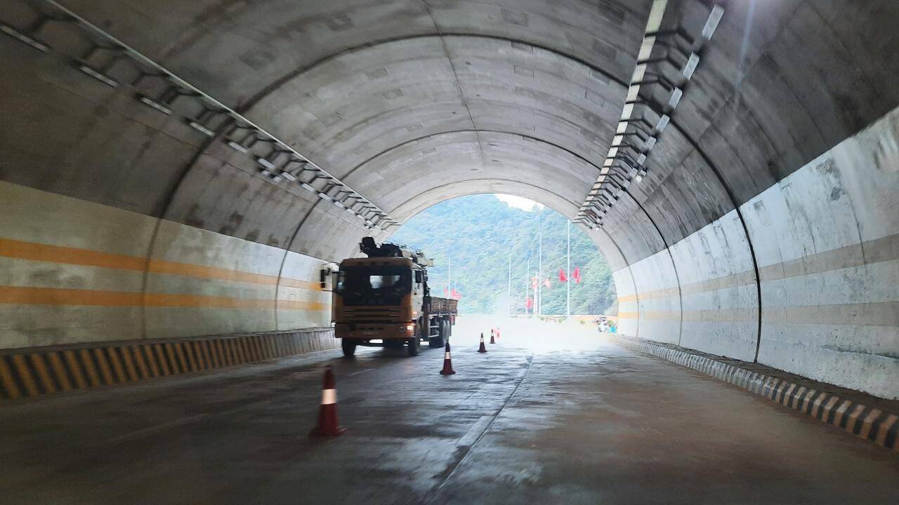 Do một ống hầm xuy&ecirc;n n&uacute;i đang thi c&ocirc;ng n&ecirc;n c&aacute;c phương tiện đều đi chung một ống hầm c&ograve;n lại, l&agrave;n xe hai chiều chỉ ph&acirc;n t&aacute;ch bằng cọc ti&ecirc;u đặt ở giữa.