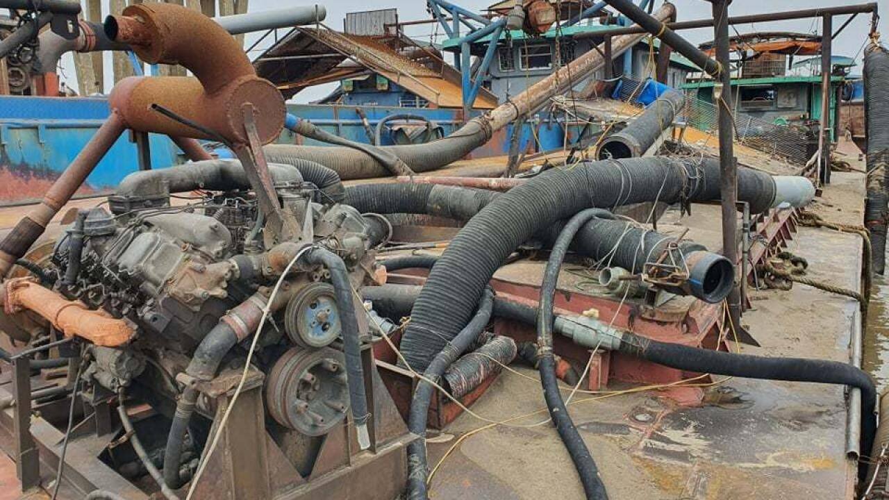 Thời điểm ph&aacute;t hiện, tổng khoang chứa h&agrave;ng của t&agrave;u c&oacute; chứa khoảng 10m3 c&aacute;t lẫn nước, 2 người tr&ecirc;n t&agrave;u l&agrave; Ngụy Văn Đ. (SN 1972, ở huyện Y&ecirc;n Dũng, tỉnh Bắc Giang) v&agrave; L&ecirc; Văn T. (SN 1970, ở huyện Kho&aacute;i Ch&acirc;u, tỉnh Hưng Y&ecirc;n) kh&ocirc;ng xuất tr&igrave;nh được giấy tờ li&ecirc;n quan đến phương tiện, giấy ph&eacute;p khai th&aacute;c kho&aacute;ng sản v&agrave; bằng cấp chứng chỉ chuy&ecirc;n m&ocirc;n. Tổ c&ocirc;ng t&aacute;c đ&atilde; tạm giữ tang vật, phương tiện vi phạm theo qui định.