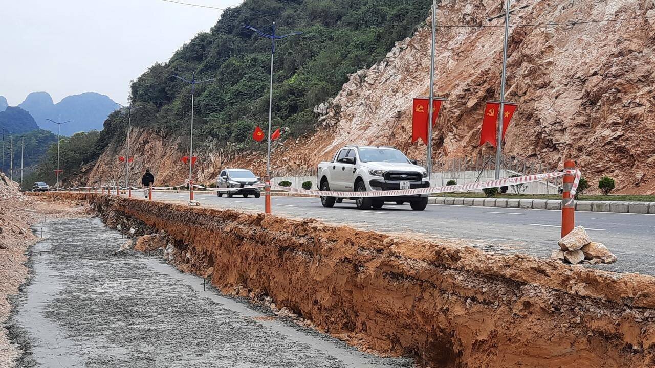 Đường đang ho&agrave;n thiện, nhiều khu vực chỉ được chăng tạm bợ mấy chiếc d&acirc;y để l&agrave;m "hộ lan".