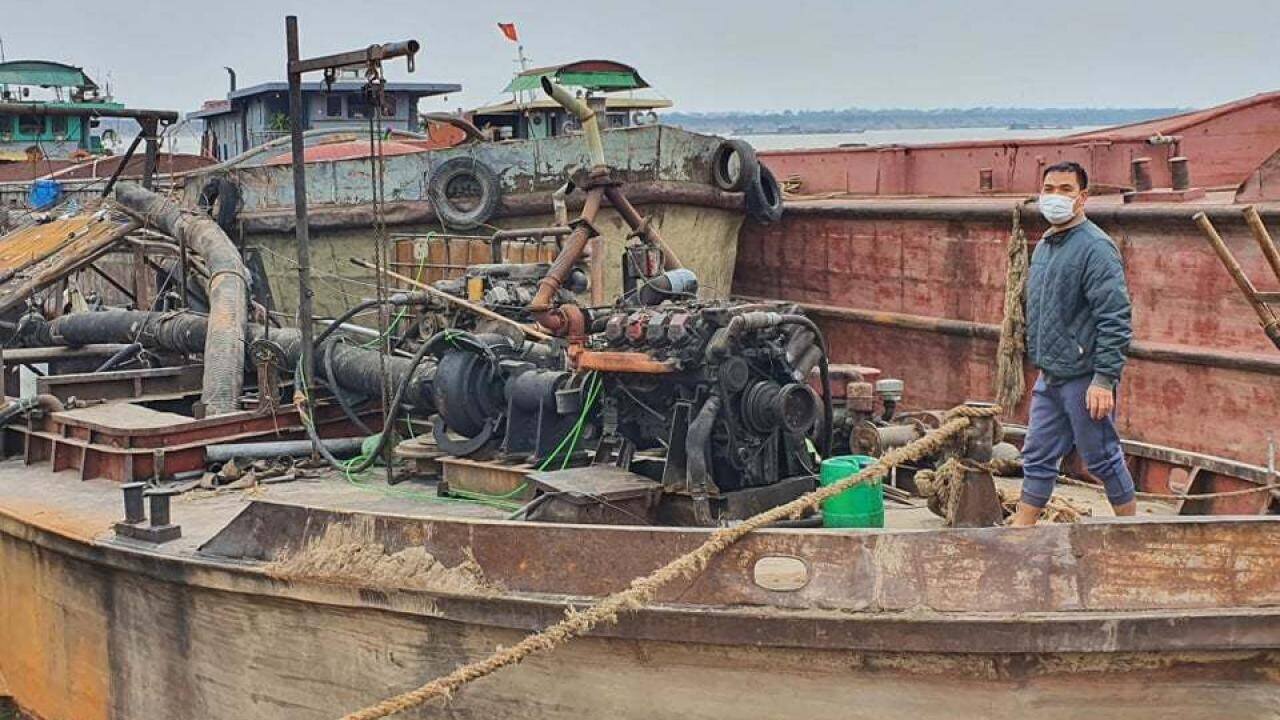 Theo Thiếu t&aacute; Trịnh Văn Trường, Tổ trưởng Tổ c&ocirc;ng t&aacute;c Đội Cảnh s&aacute;t đường thuỷ số 1 - người trực tiếp tham gia bắt 2 tầu khai th&aacute;c c&aacute;t tr&aacute;i ph&eacute;p tr&ecirc;n s&ocirc;ng Đ&agrave; n&oacute;i,  đ&acirc;y l&agrave; 2 phương tiện thủy tự h&agrave;nh, vỏ sắt, tr&ecirc;n phương tiện c&oacute; gắn c&ocirc;ng cụ, thiết bị khai th&aacute;c c&aacute;t đang thực hiện h&agrave;nh vi khai th&aacute;c c&aacute;t tr&aacute;i ph&eacute;p từ l&ograve;ng s&ocirc;ng Đ&agrave; bơm l&ecirc;n khoang chứa h&agrave;ng của phương tiện.