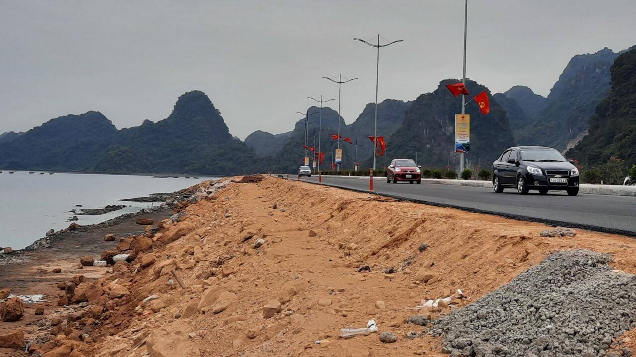 Nhiều đoạn đường, hộ lan kh&ocirc;ng c&oacute; n&ecirc;n nếu sơ &yacute;, xe lao xuống biển gặp l&uacute;c thủy triều l&ecirc;n sẽ rất nguy hiểm.