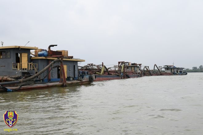 Theo l&atilde;nh đạo Ph&ograve;ng CSGT C&ocirc;ng an TP H&agrave; Nội, để ph&aacute;t hiện v&agrave; xử l&yacute; c&aacute;t tặc, lực lượng CSGT H&agrave; Nội đ&atilde; phải sử dụng linh hoạt nhiều biện ph&aacute;p. Trong đ&oacute;, nhiều lần CSGT phải ho&aacute; trang mặc thường phục để đi ra &aacute;p s&aacute;t t&agrave;u h&uacute;t c&aacute;t.