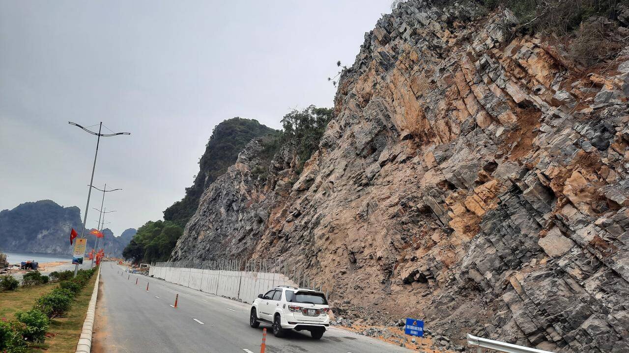 M&aacute;i taluy tr&ecirc;n n&uacute;i đ&aacute; của tuyến đường chưa được xử l&yacute;, thậm ch&iacute; nhiều khu vực c&ograve;n những &ldquo;h&agrave;m ếch&rdquo; v&agrave; lại bị bắn m&igrave;n, n&ecirc;n c&aacute;c t&agrave;i xế đi qua rất lo sự cố sạt, lở c&oacute; thể xảy ra tr&ecirc;n tuyến.