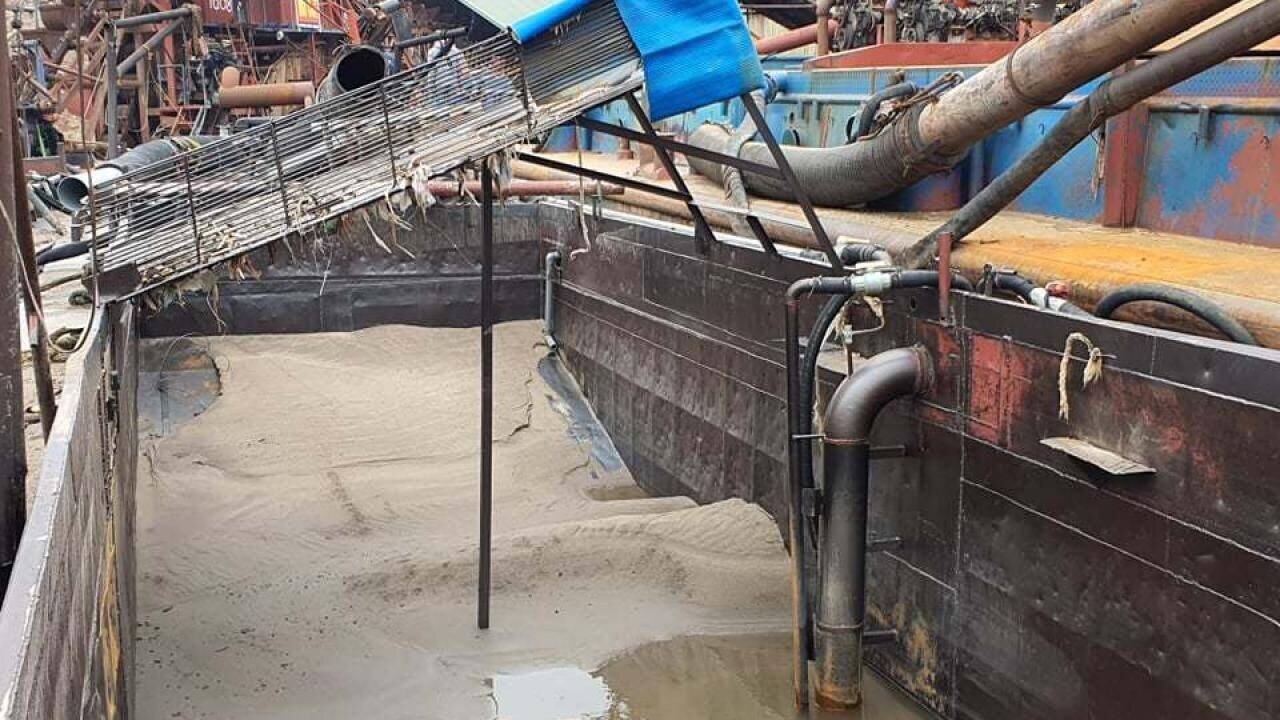 Phương tiện thứ nhất kh&ocirc;ng gắn số đăng k&yacute;, số kiểm so&aacute;t, khoang t&agrave;u chứa khoảng 20m3 c&aacute;t v&agrave; khoang chứa h&agrave;ng của phương tiện gắn số đăng k&yacute; VP-0295H chứa khoảng 80m3 c&aacute;t.