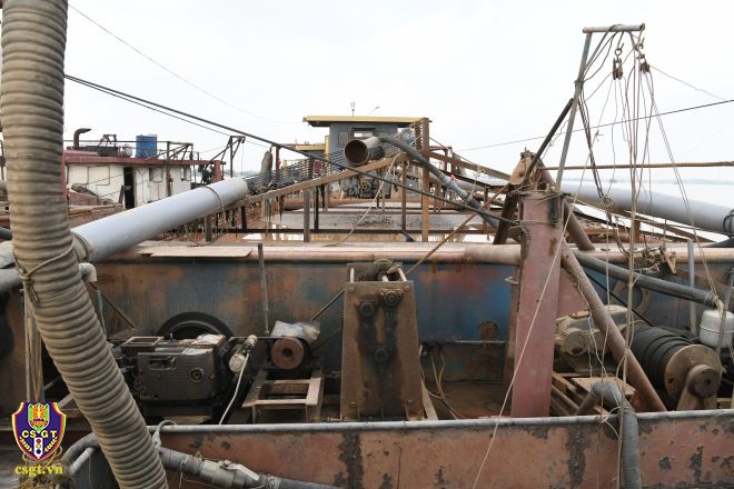 Tại thời điểm kiểm tra, lực lượng chức năng ph&aacute;t hiện, thu giữ hơn 3000 m&eacute;t khối c&aacute;t. Đ&acirc;y l&agrave; vụ việc c&oacute; t&iacute;nh chất phức tạp, c&aacute;c phương tiện khai th&aacute;c c&aacute;t tại khu vực kh&ocirc;ng c&oacute; mỏ c&aacute;t, g&acirc;y bức x&uacute;c trong dư luận.