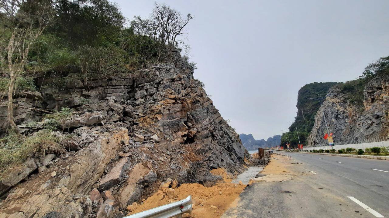 &Ocirc;ng Phạm Như Quyền, đại diện đơn vị thi c&ocirc;ng tuyến đường bao biển Hạ Long &ndash; Cẩm Phả cho biết: Theo kế hoạch th&igrave; giai đoạn 1 cũng chưa ho&agrave;n th&agrave;nh do phải xử l&yacute; hệ thống m&aacute;i taluy dương tr&ecirc;n n&uacute;i đ&aacute; v&agrave; nhiều hạng mục kh&aacute;c.