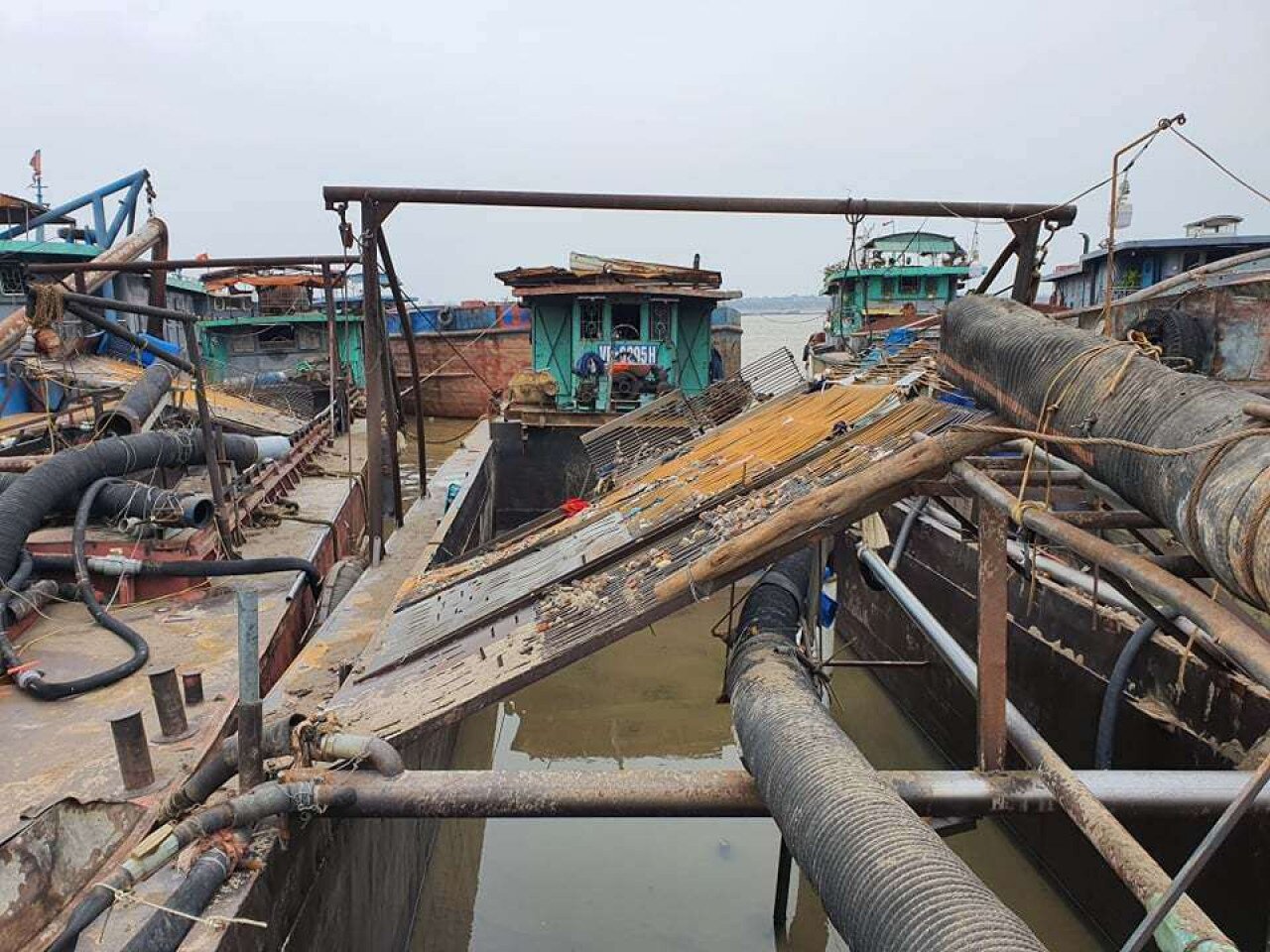 C&aacute;c phương tiện h&uacute;t c&aacute;t c&oacute; đầu m&aacute;y v&agrave; dụng cụ ống "khổng lồ", c&ugrave;ng hệ thống lưới s&agrave;ng c&aacute;t đầy đủ.